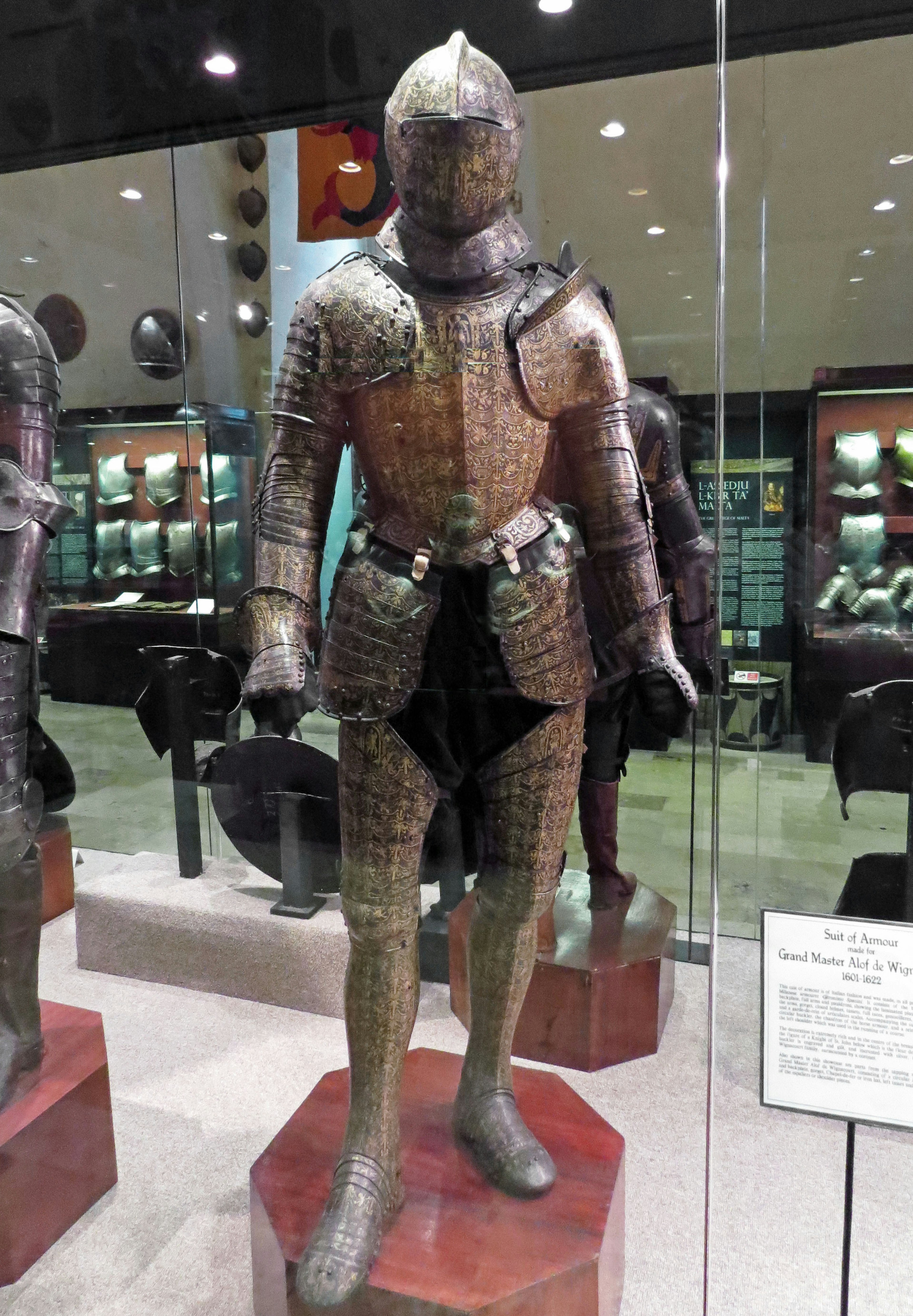 Una estatua de caballero con armadura medieval exhibida en el interior de un museo