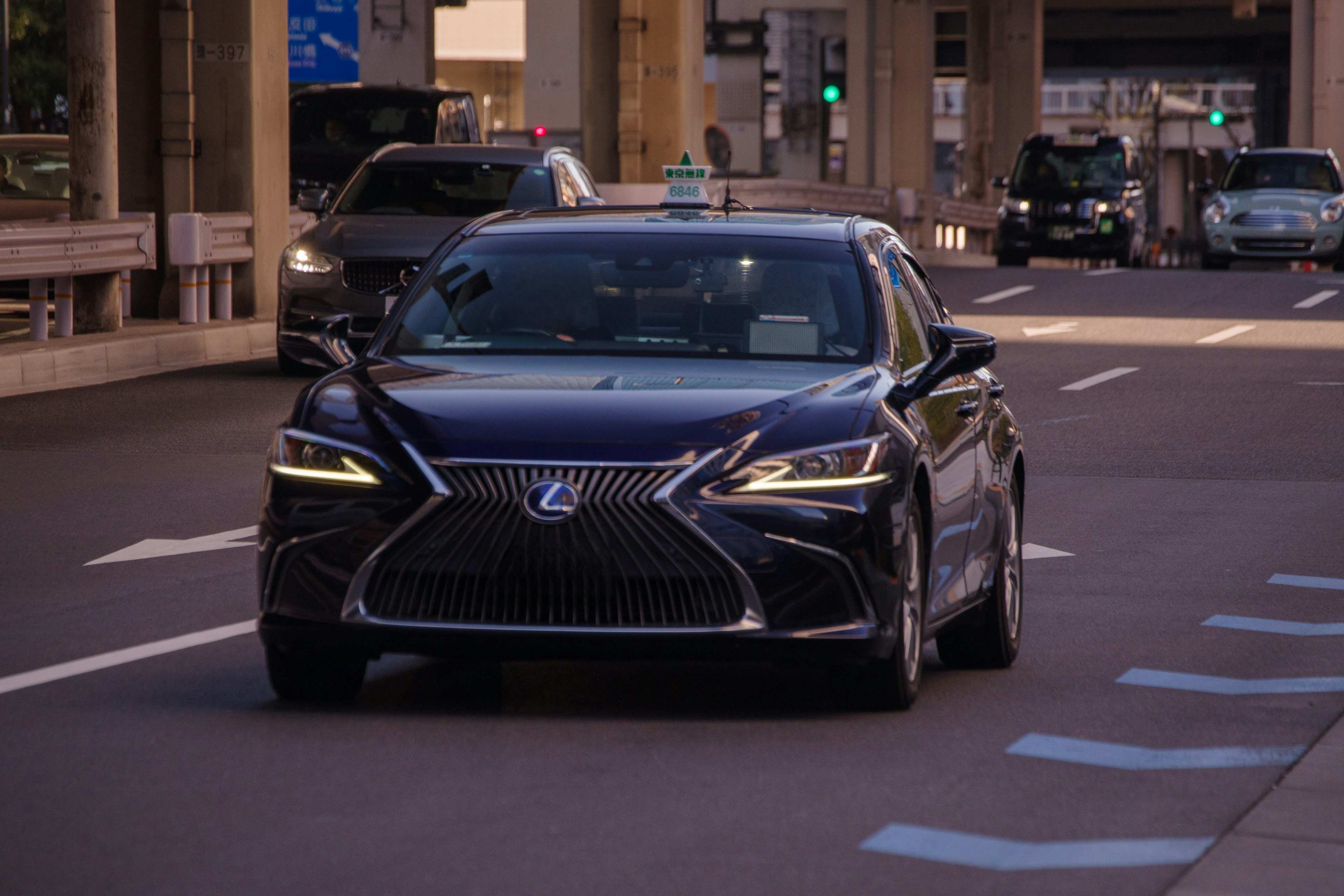 Voiture Lexus noire roulant sur la route