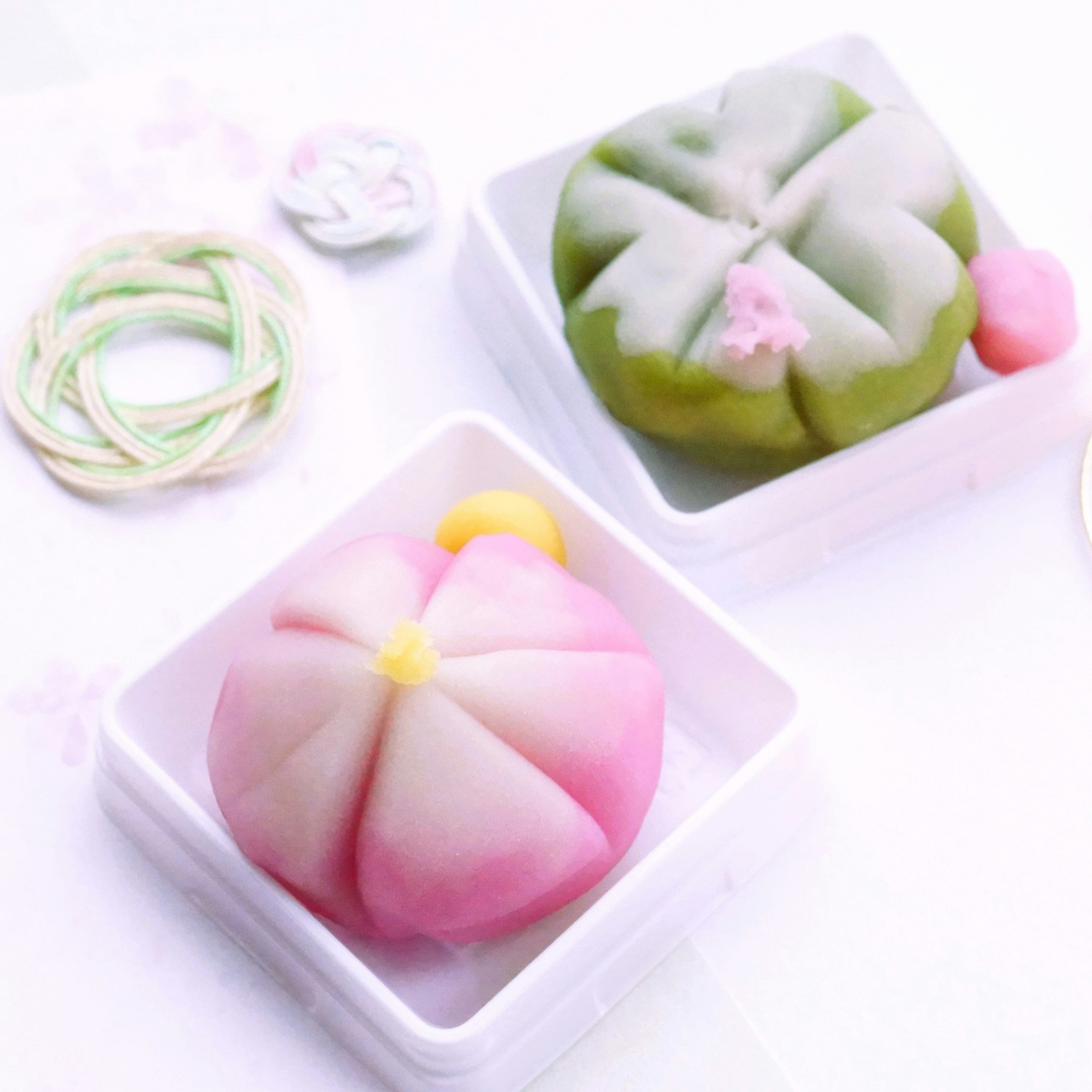 Set warna-warni kue tradisional Jepang di piring putih