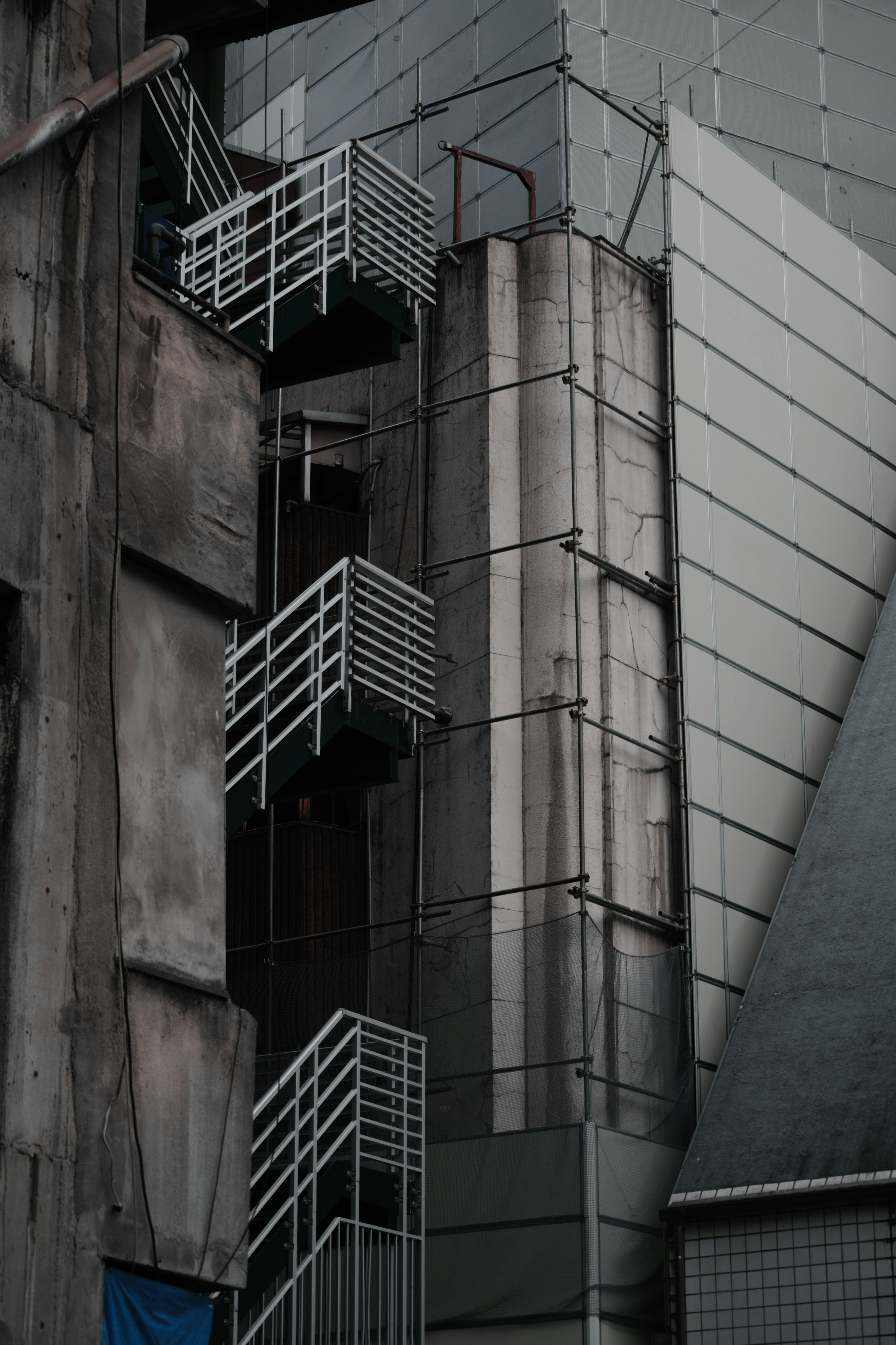 Vista exterior de un rascacielos con escaleras de metal blanco