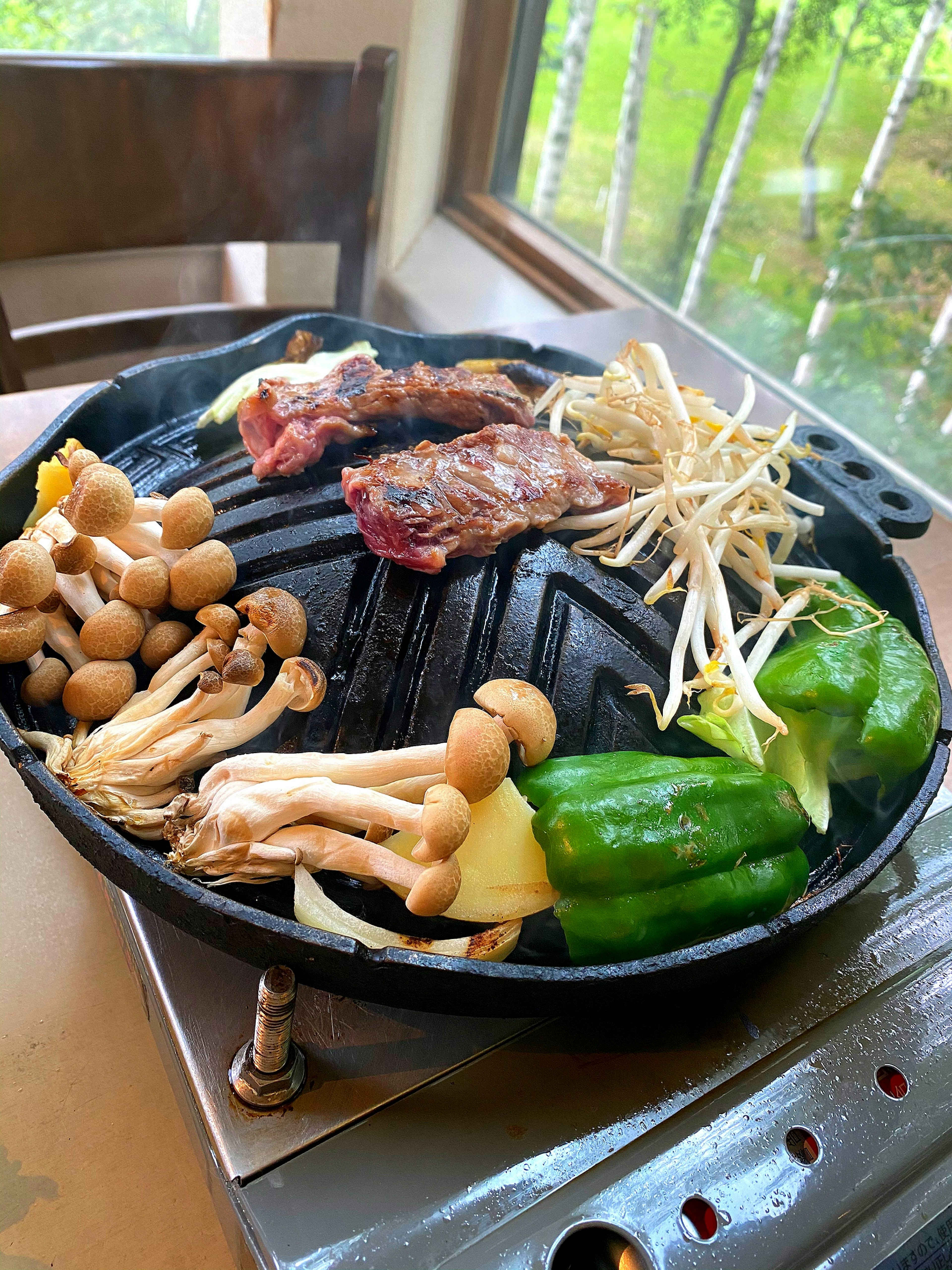 Parrilla con carnes y verduras variadas en una mesa