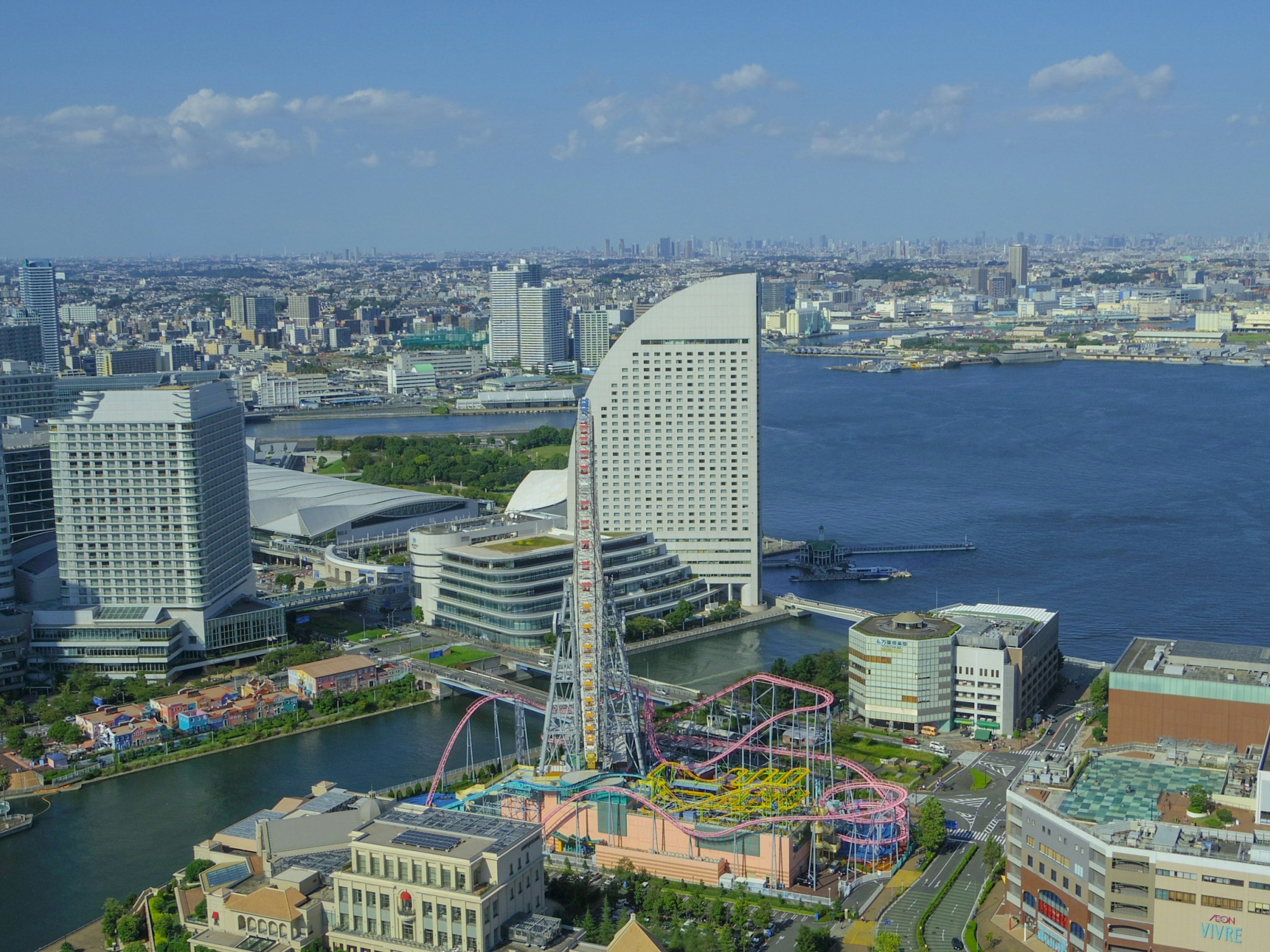 Pemandangan kota Yokohama dengan taman hiburan dan tepi laut