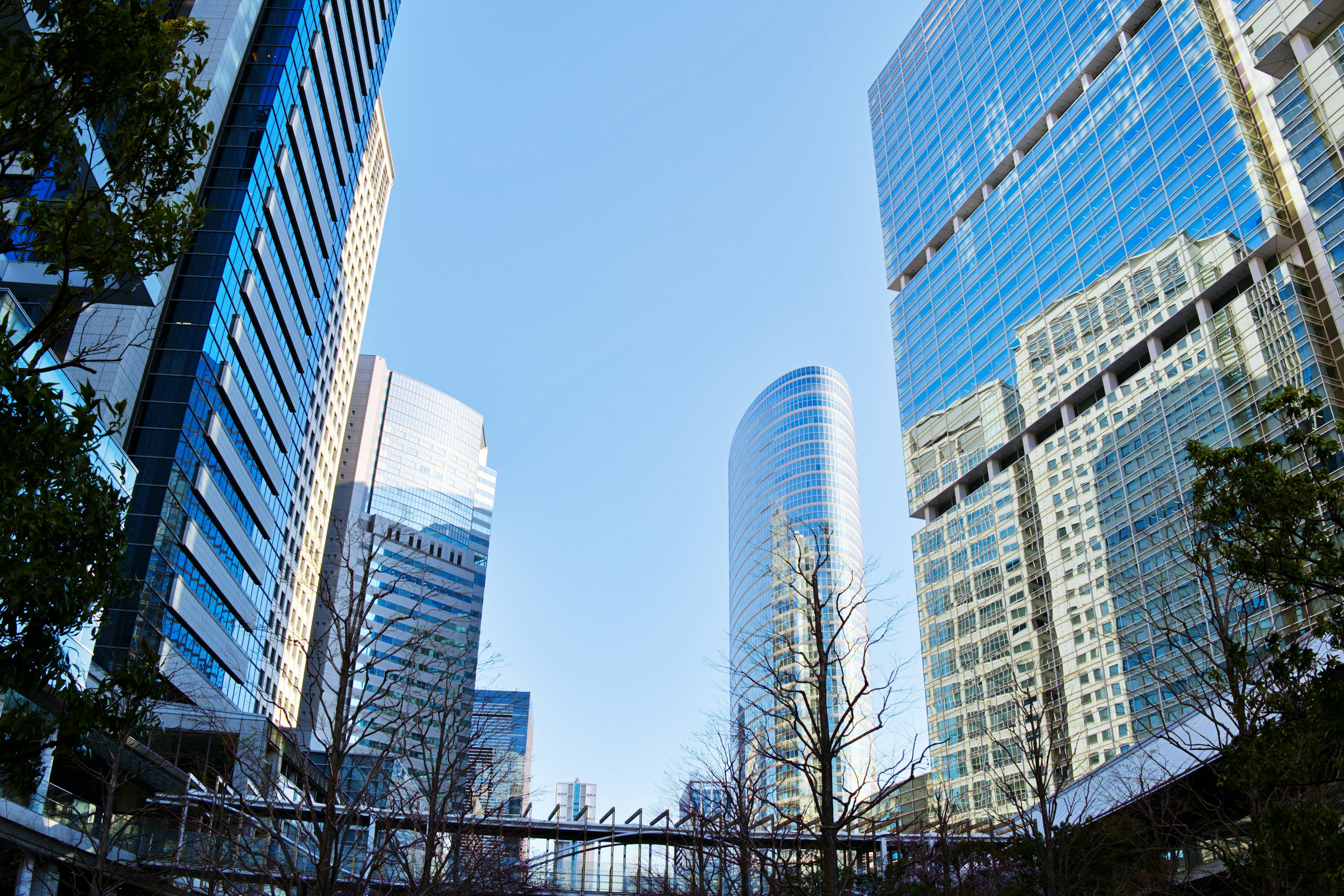 Skyline urbana con grattacieli sotto un cielo blu chiaro