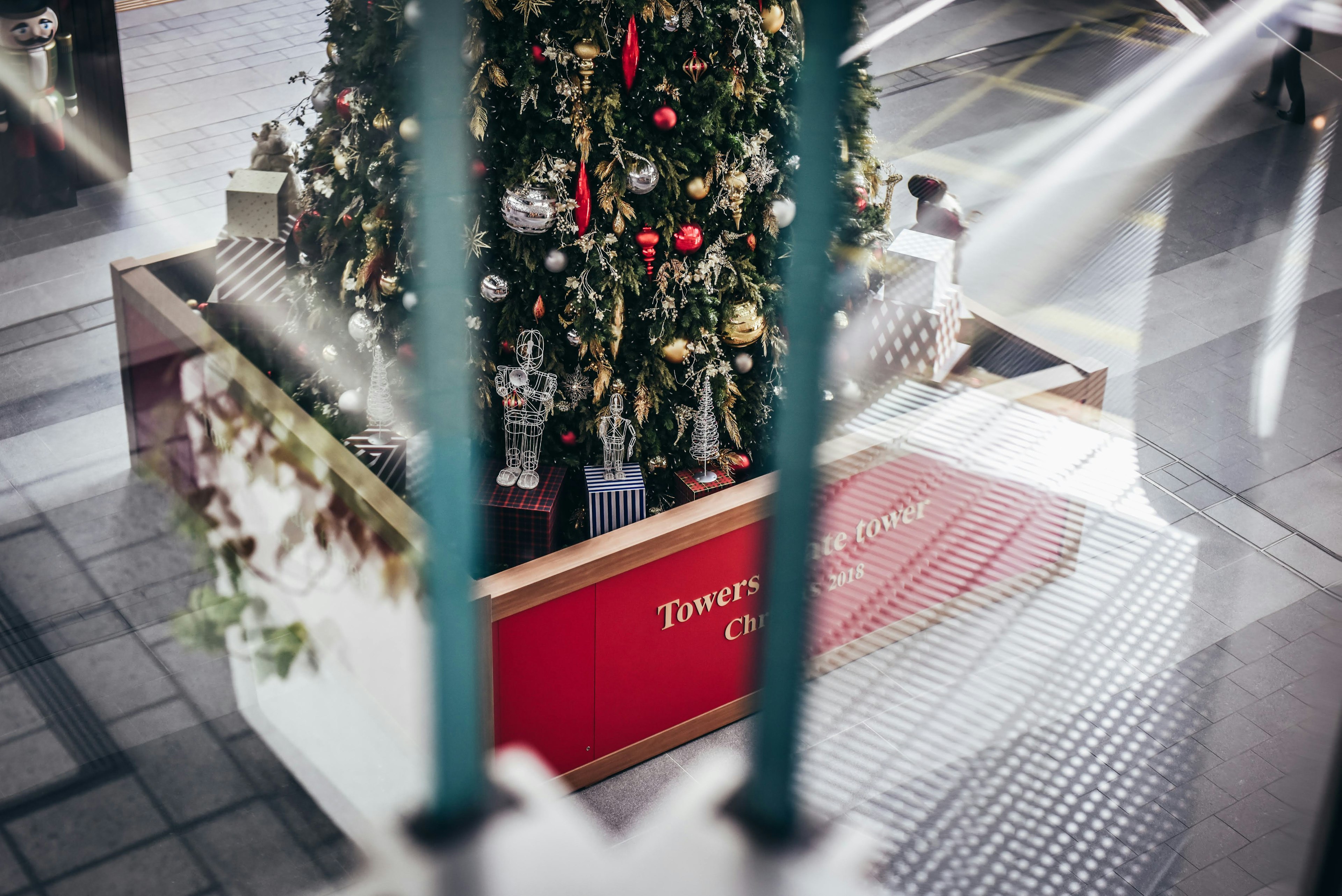 Weihnachtsbaum dekoriert mit Ornamenten in einer roten Box