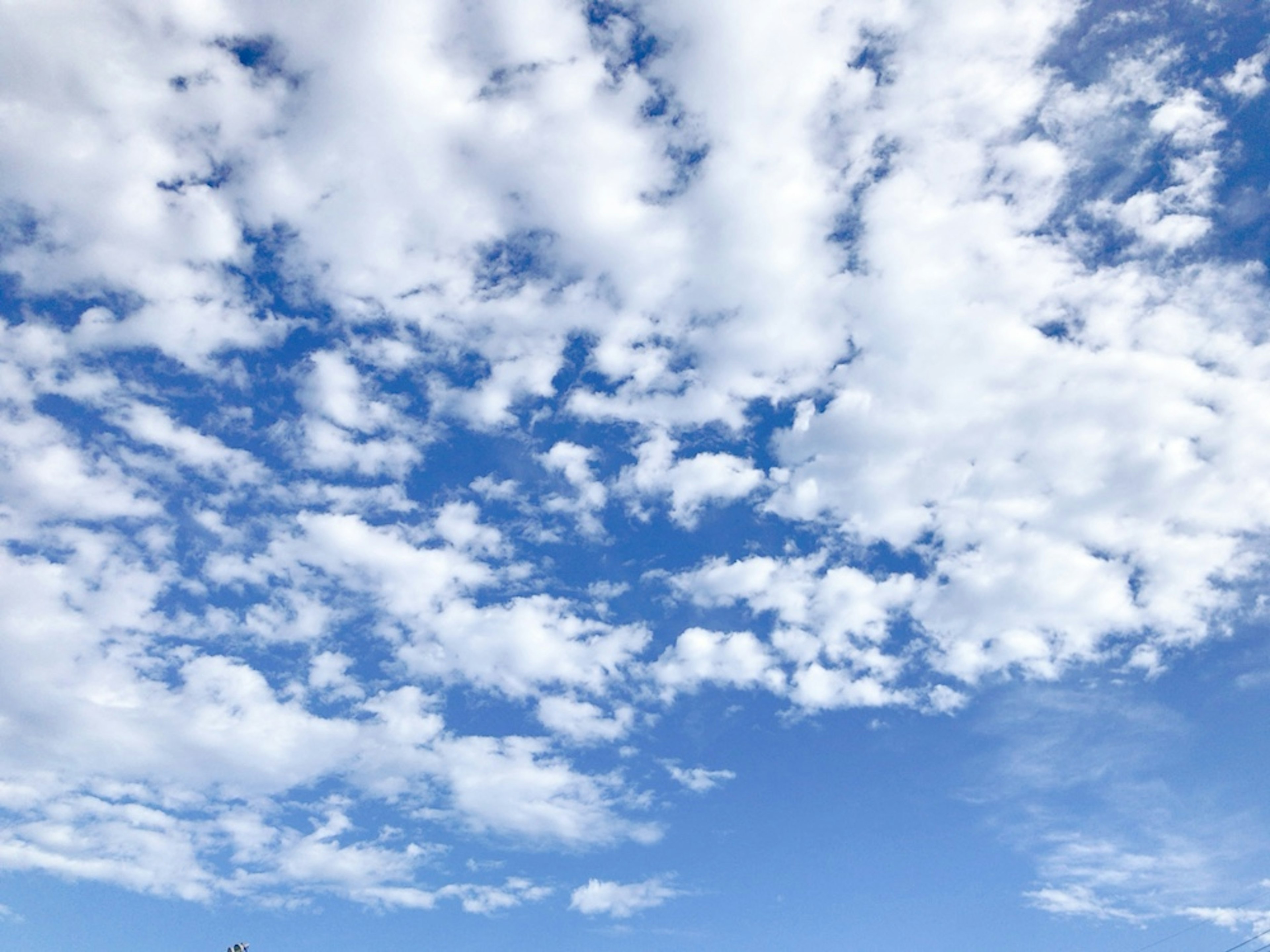 雲朵覆蓋的天空，藍色斑塊