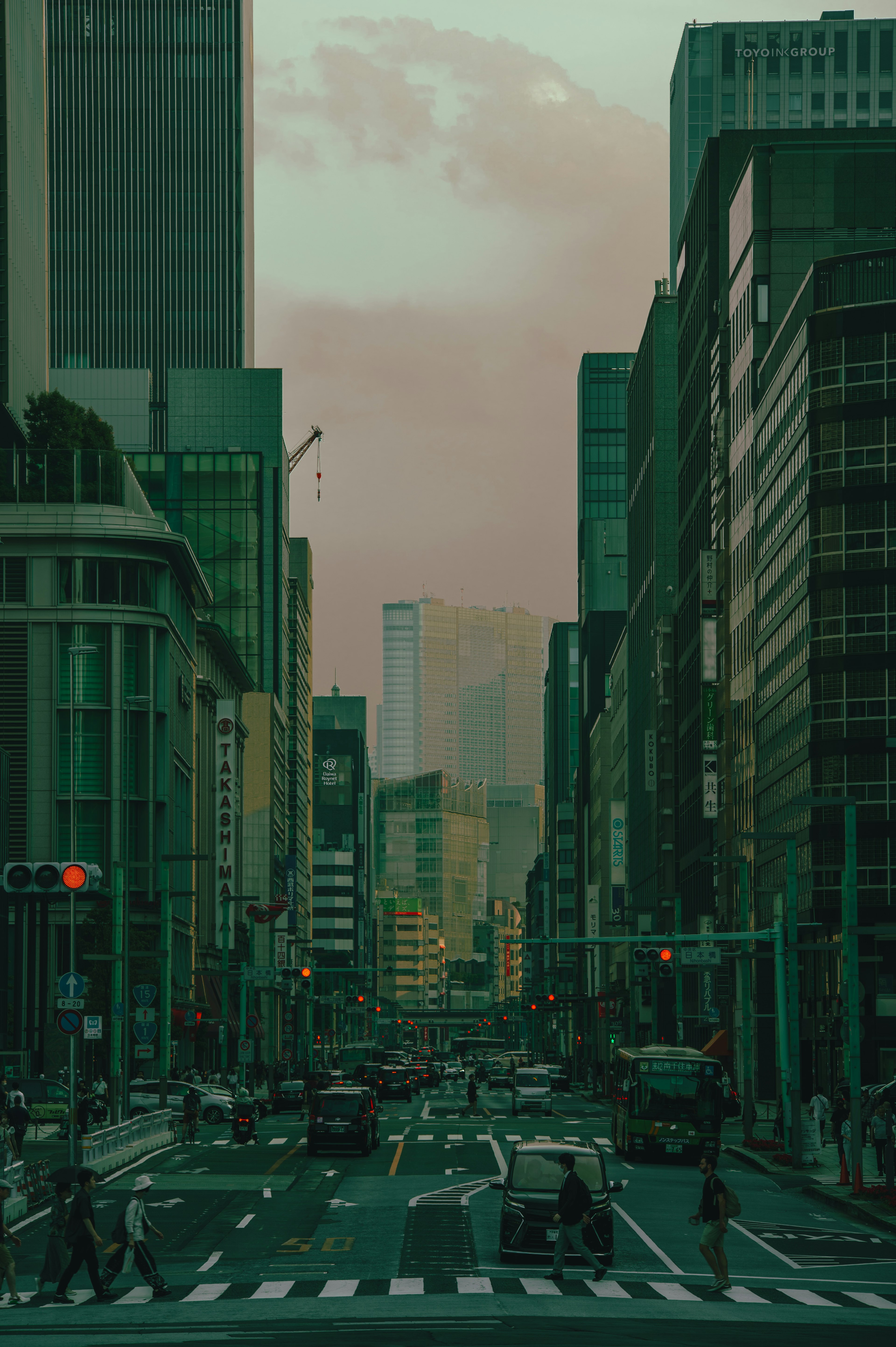 Paysage urbain avec des gratte-ciels au crépuscule présentant une rue animée et du trafic