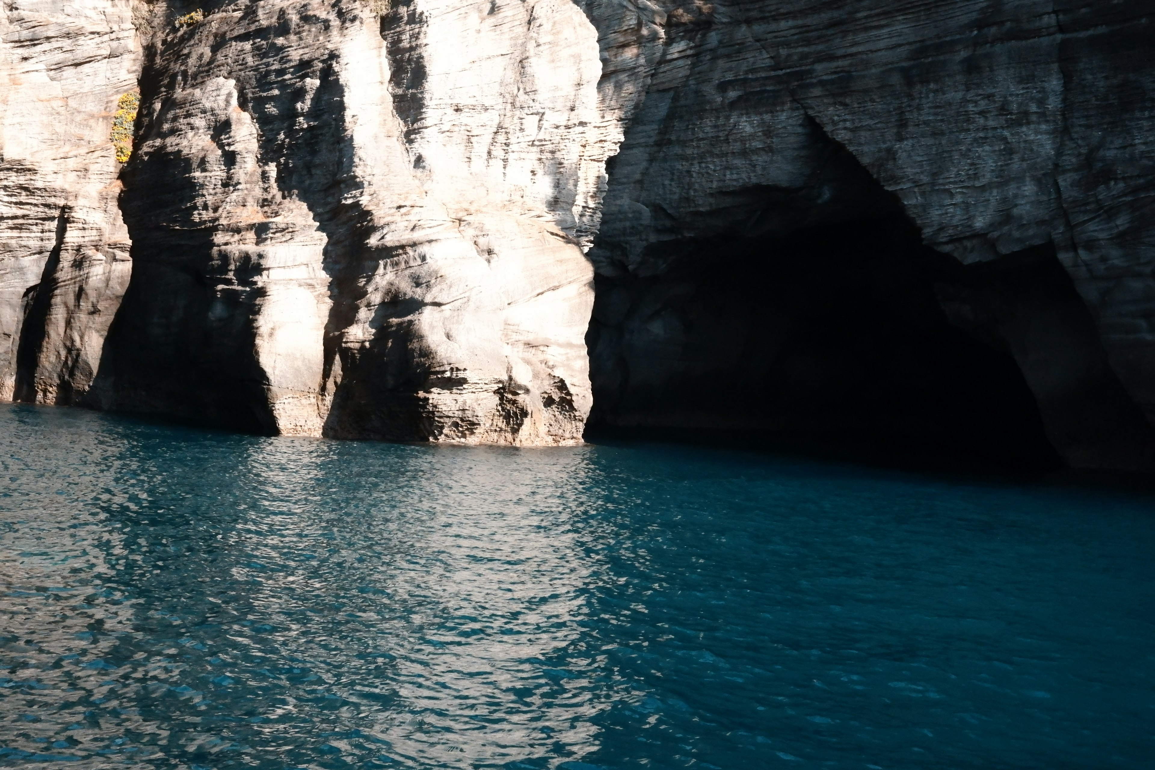 Vue magnifique de la mer bleue et des falaises rocheuses