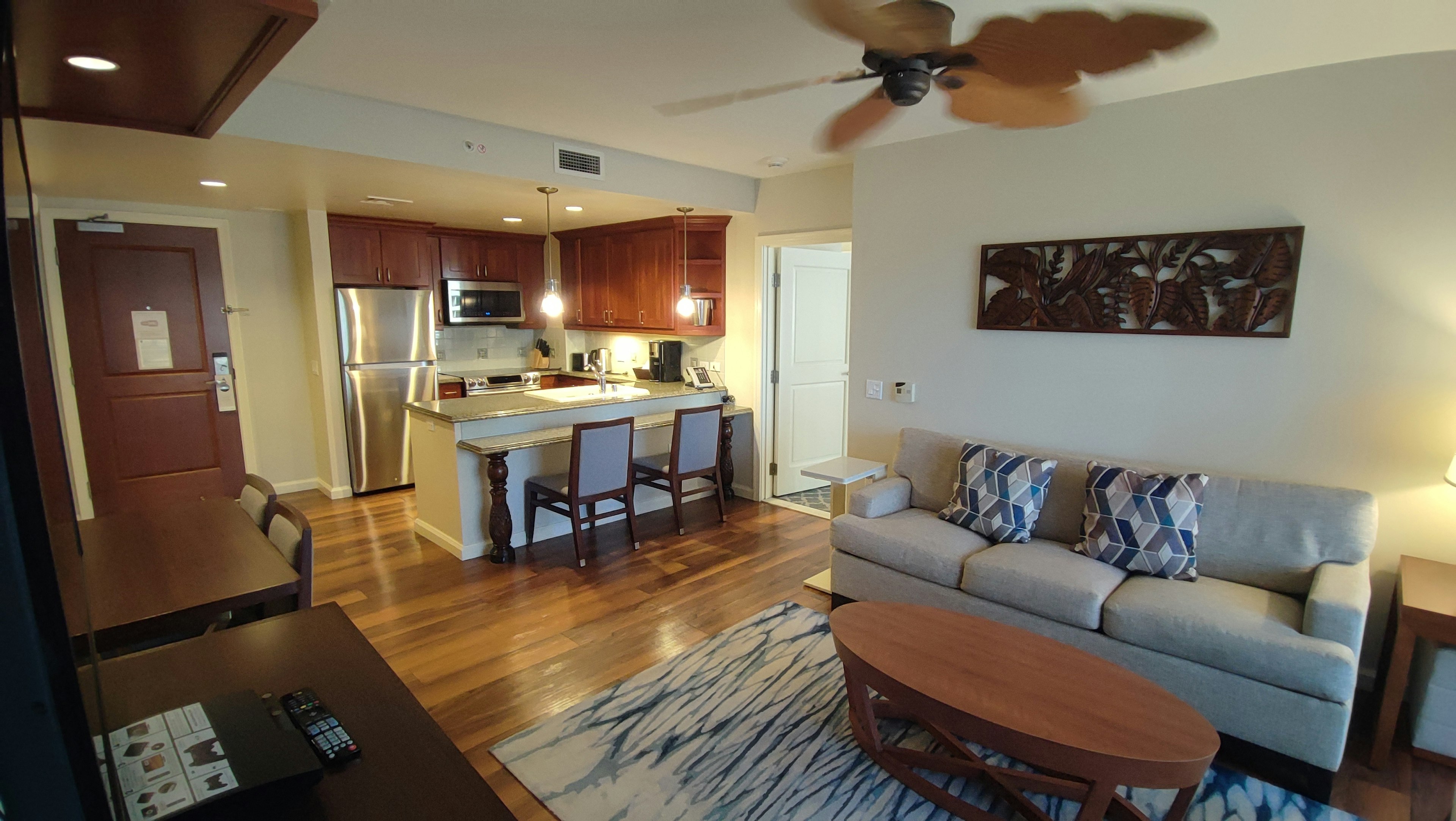 Interior moderno de sala de estar con un sofá simple y mesa área de cocina y comedor