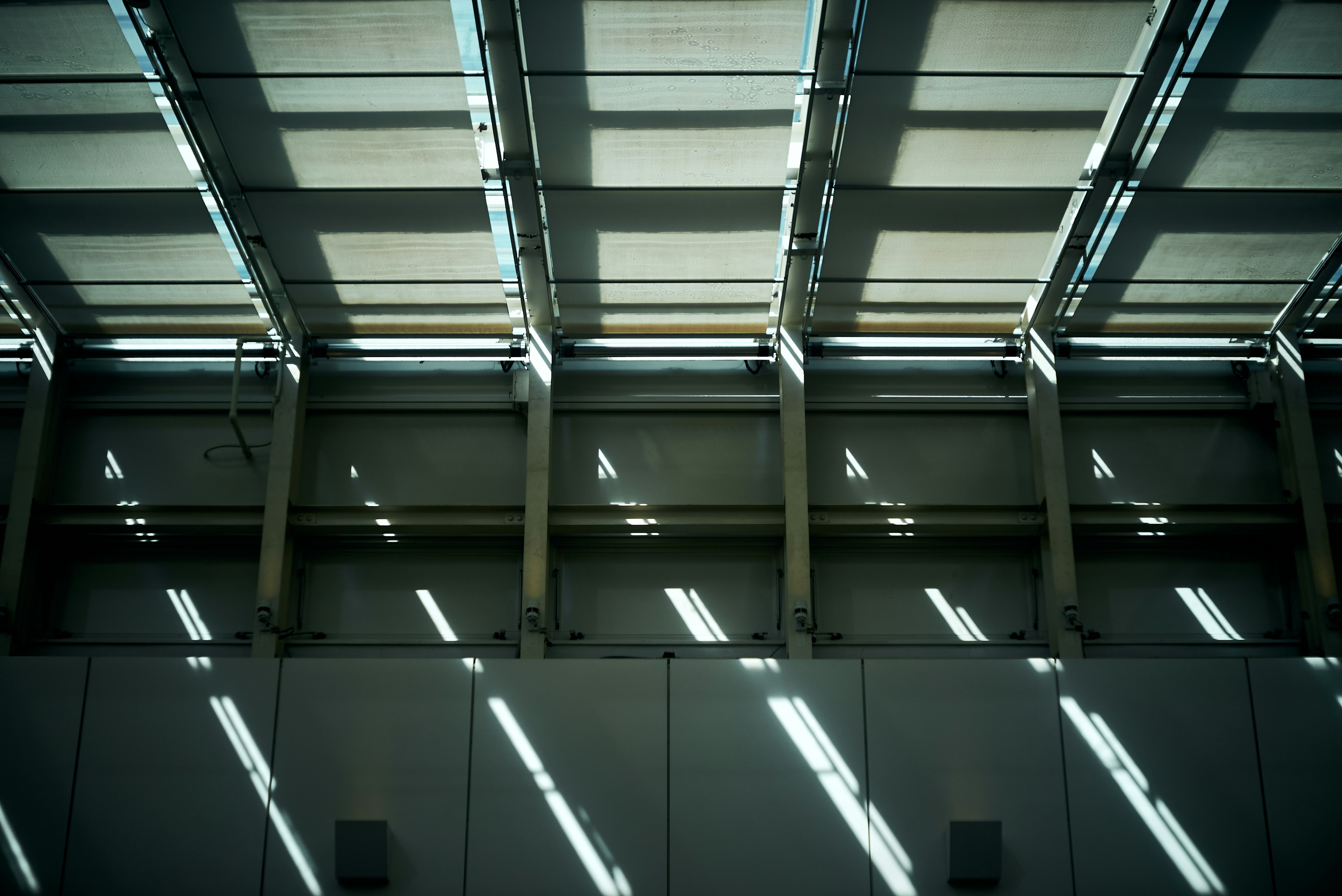 Rayas de luz y patrones de sombra en un techo interior