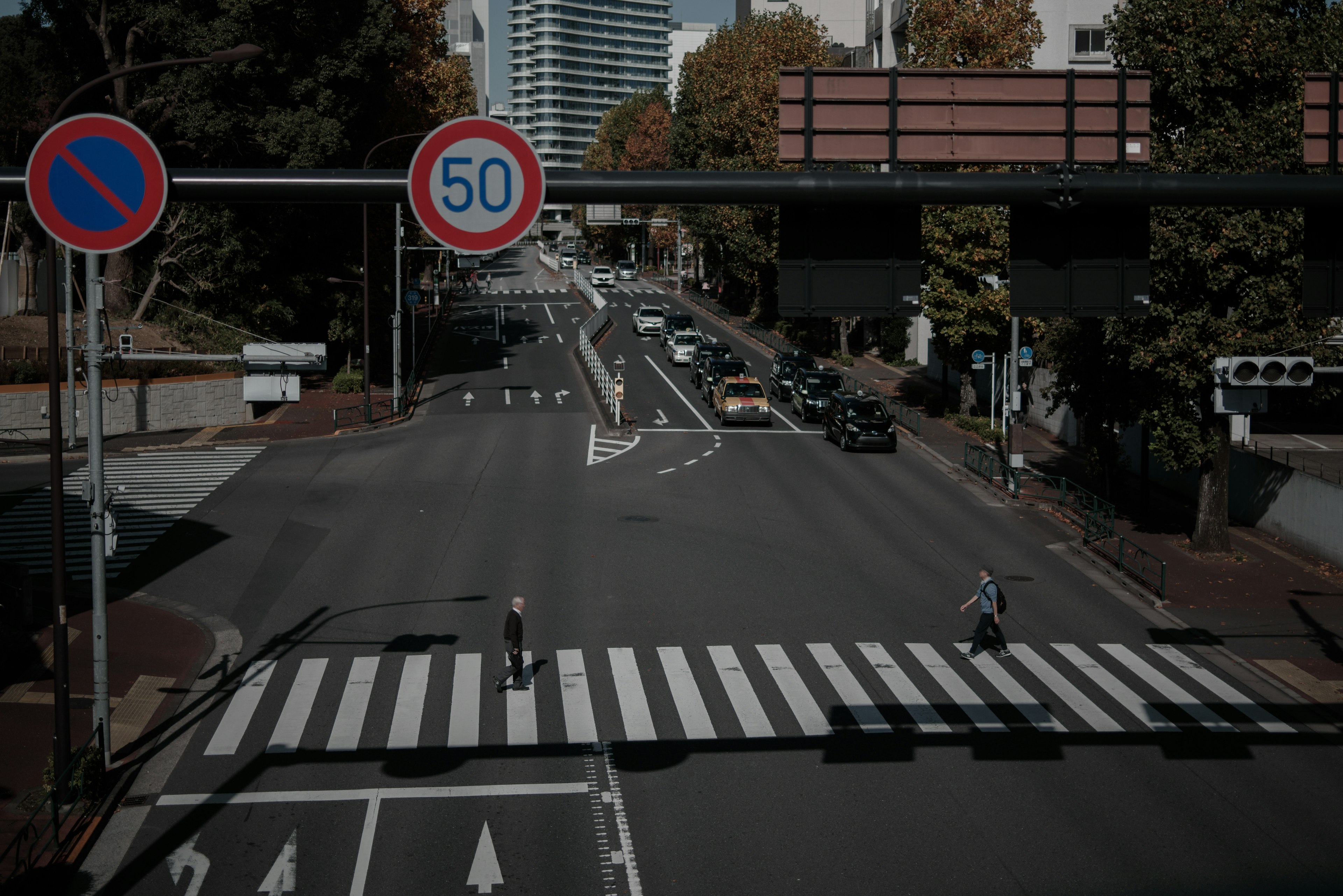 Incrocio urbano con attraversamento pedonale e segnali stradali