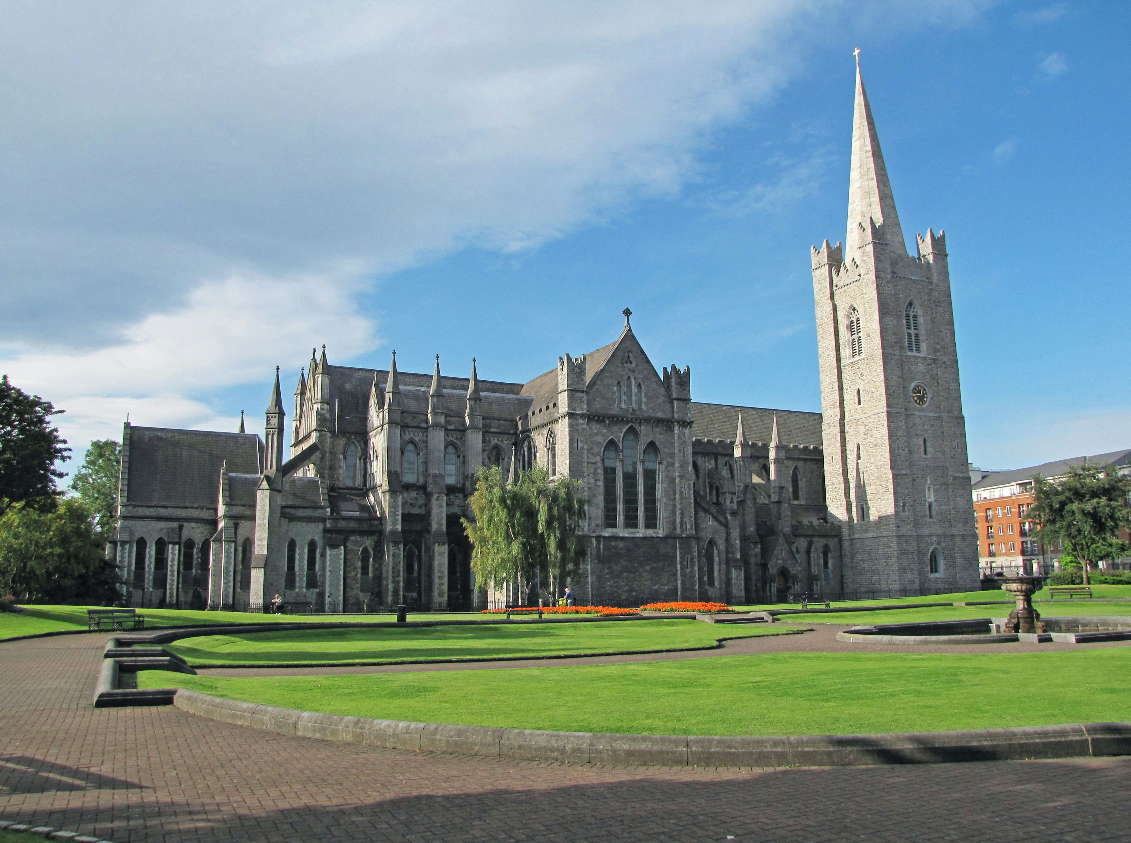 La cathédrale Saint-Patrick à Dublin montrant son extérieur magnifique et ses jardins luxuriants