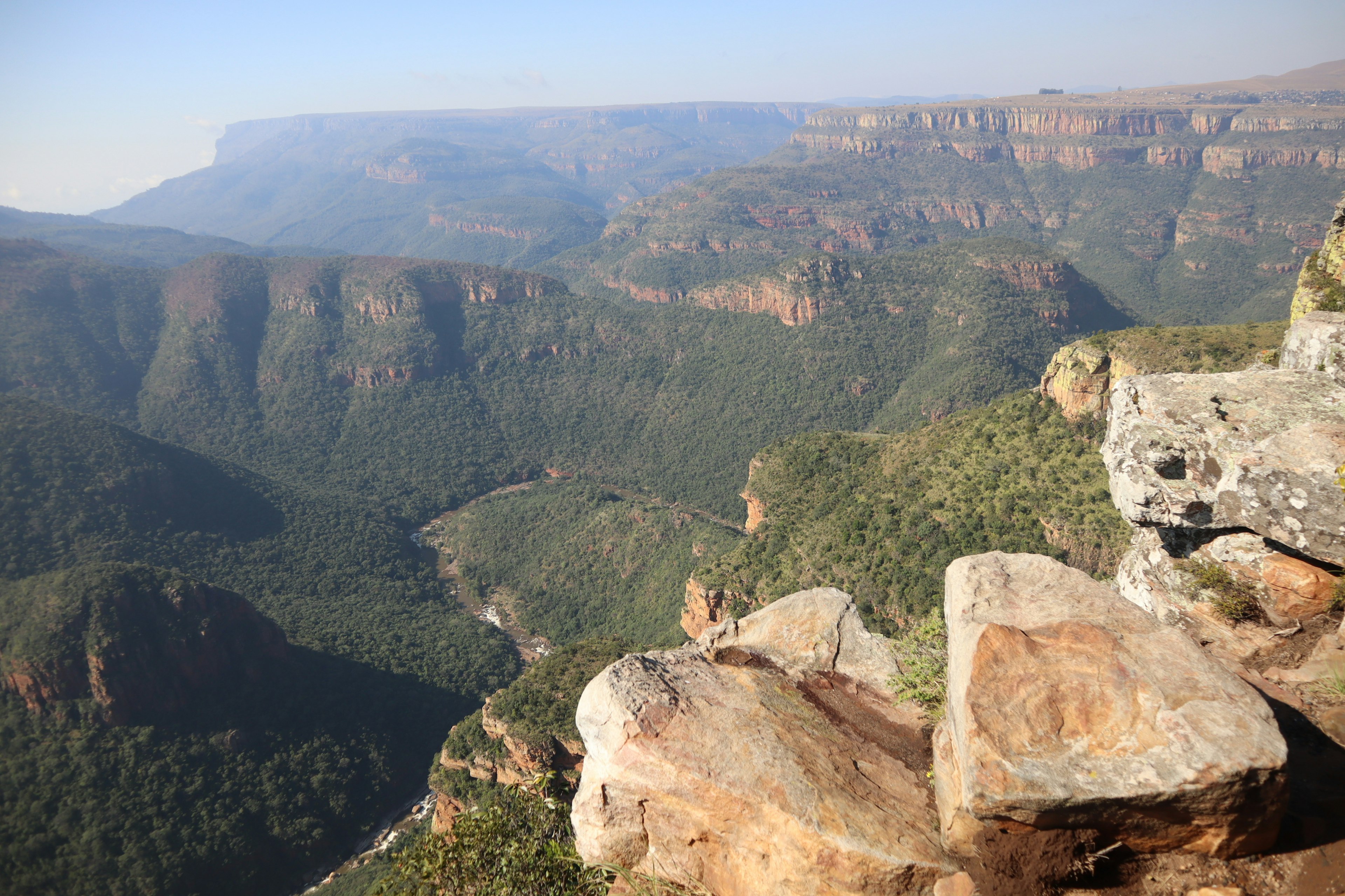 Panoramablick auf eine weite Schlucht und umliegende Berge