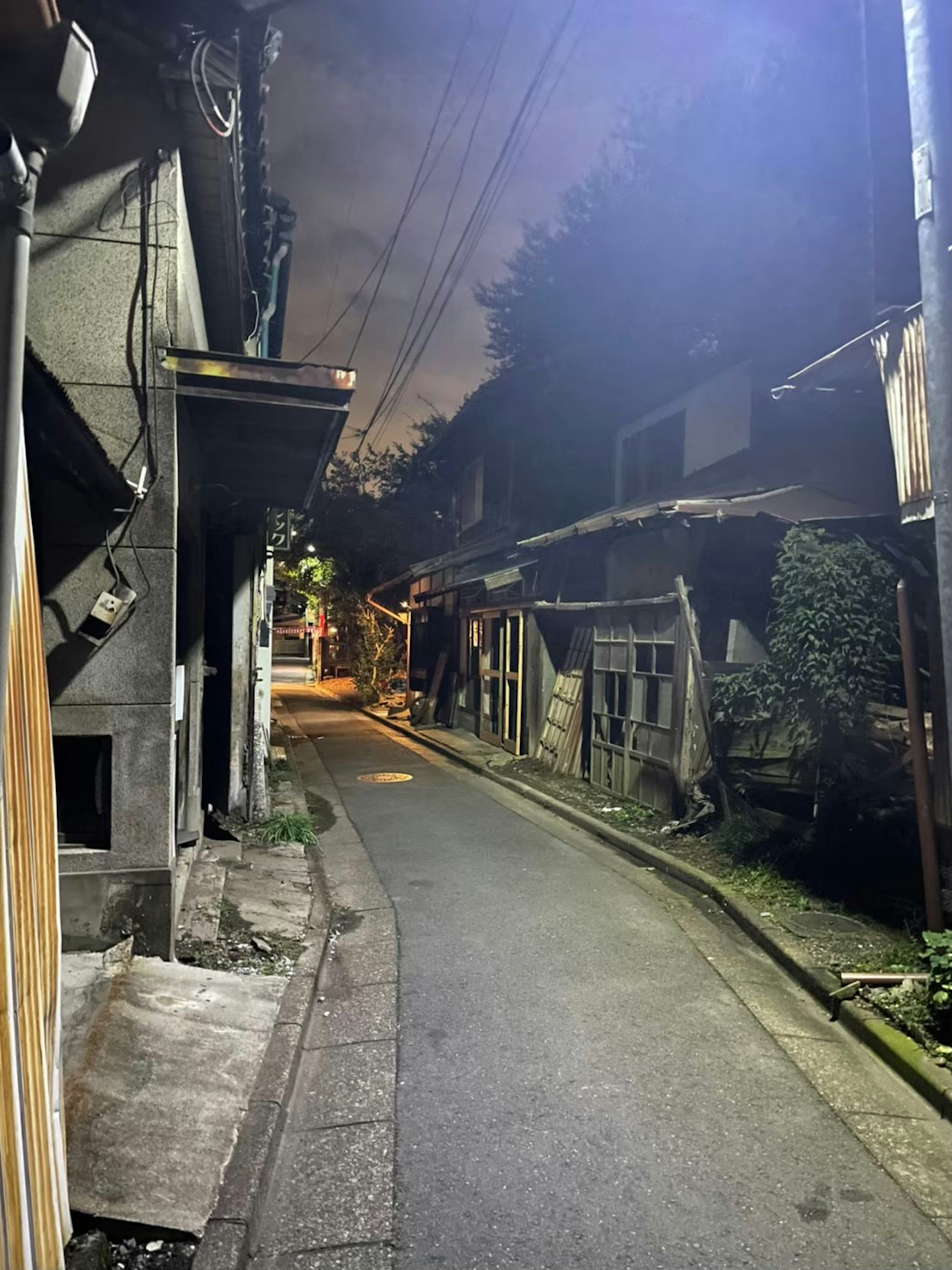 Allée tranquille la nuit avec de vieilles maisons et un éclairage doux