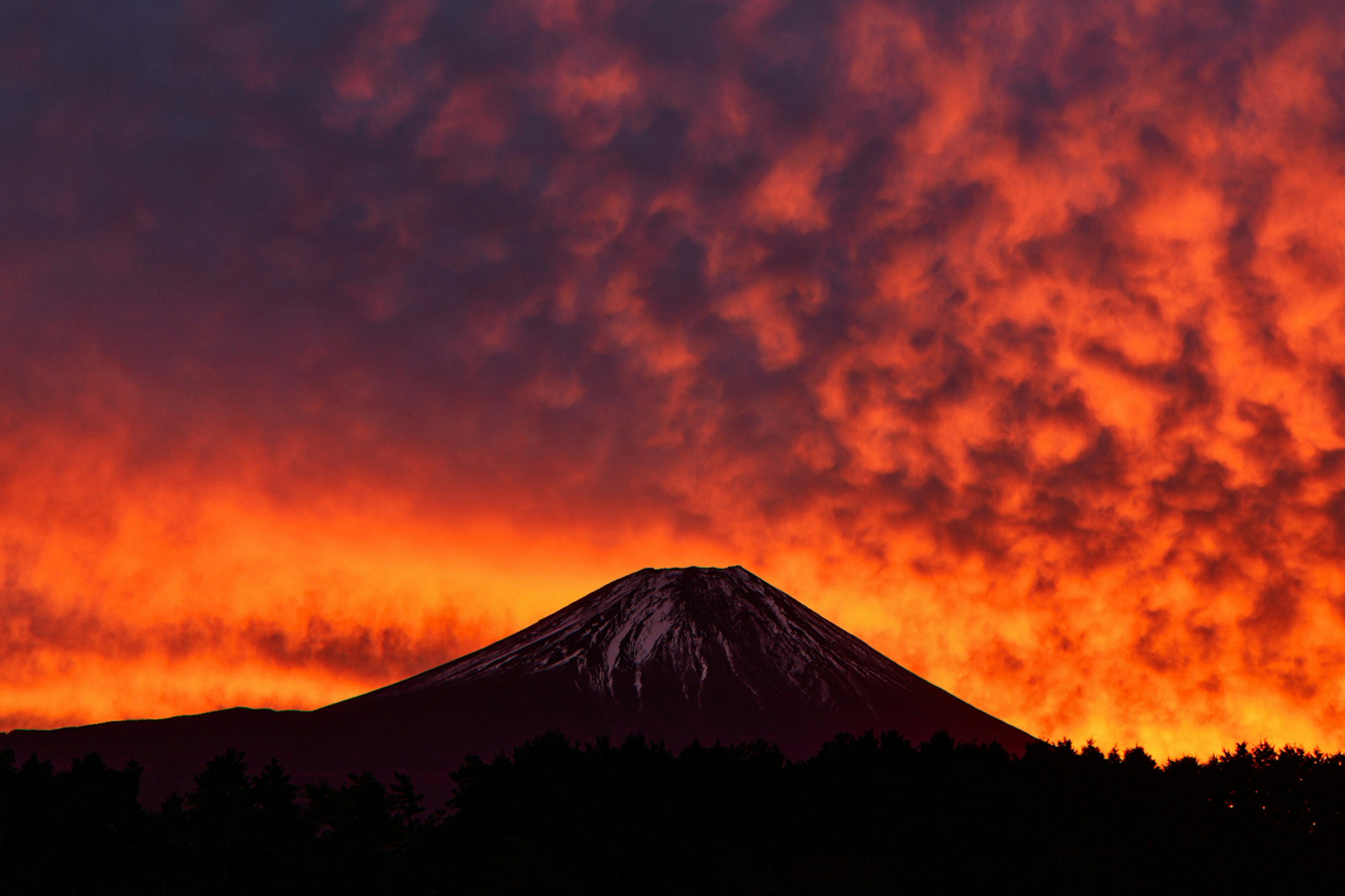 Majestätischer Fuji-Berg silhouettiert gegen einen lebhaften Sonnenuntergang