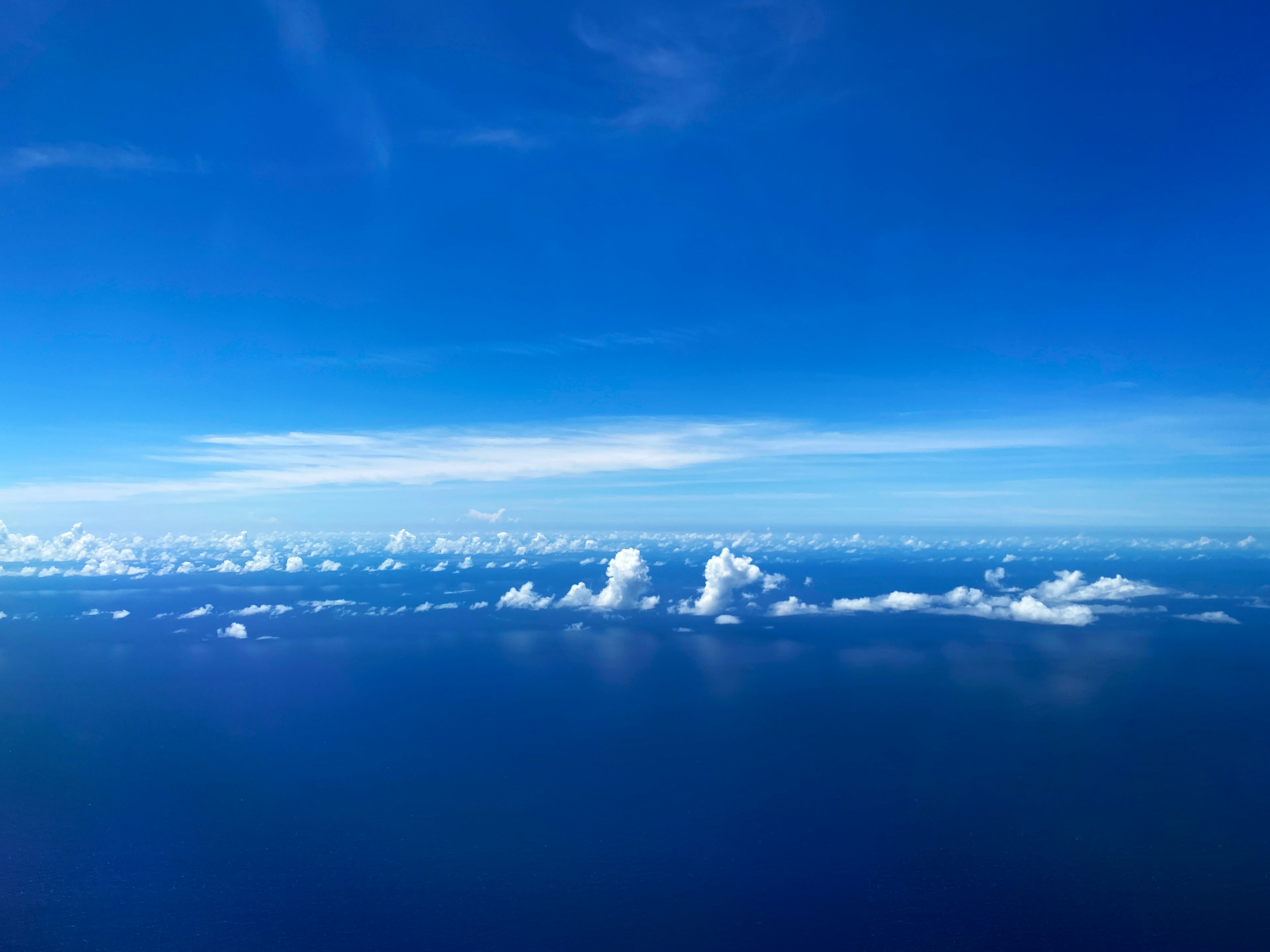 青い空と雲が広がる美しい海の風景