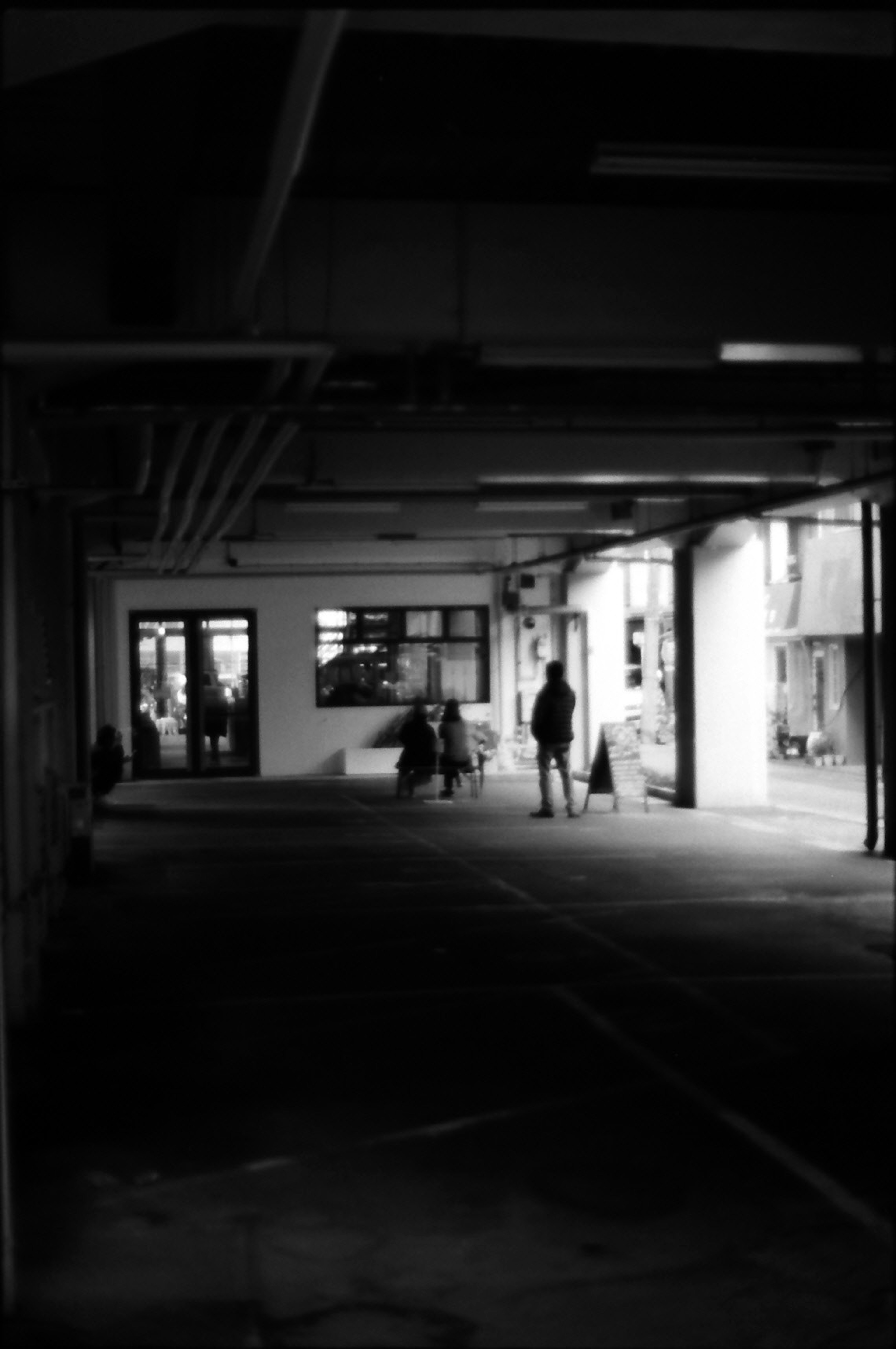 Silhouettes de personnes dans un garage sombre