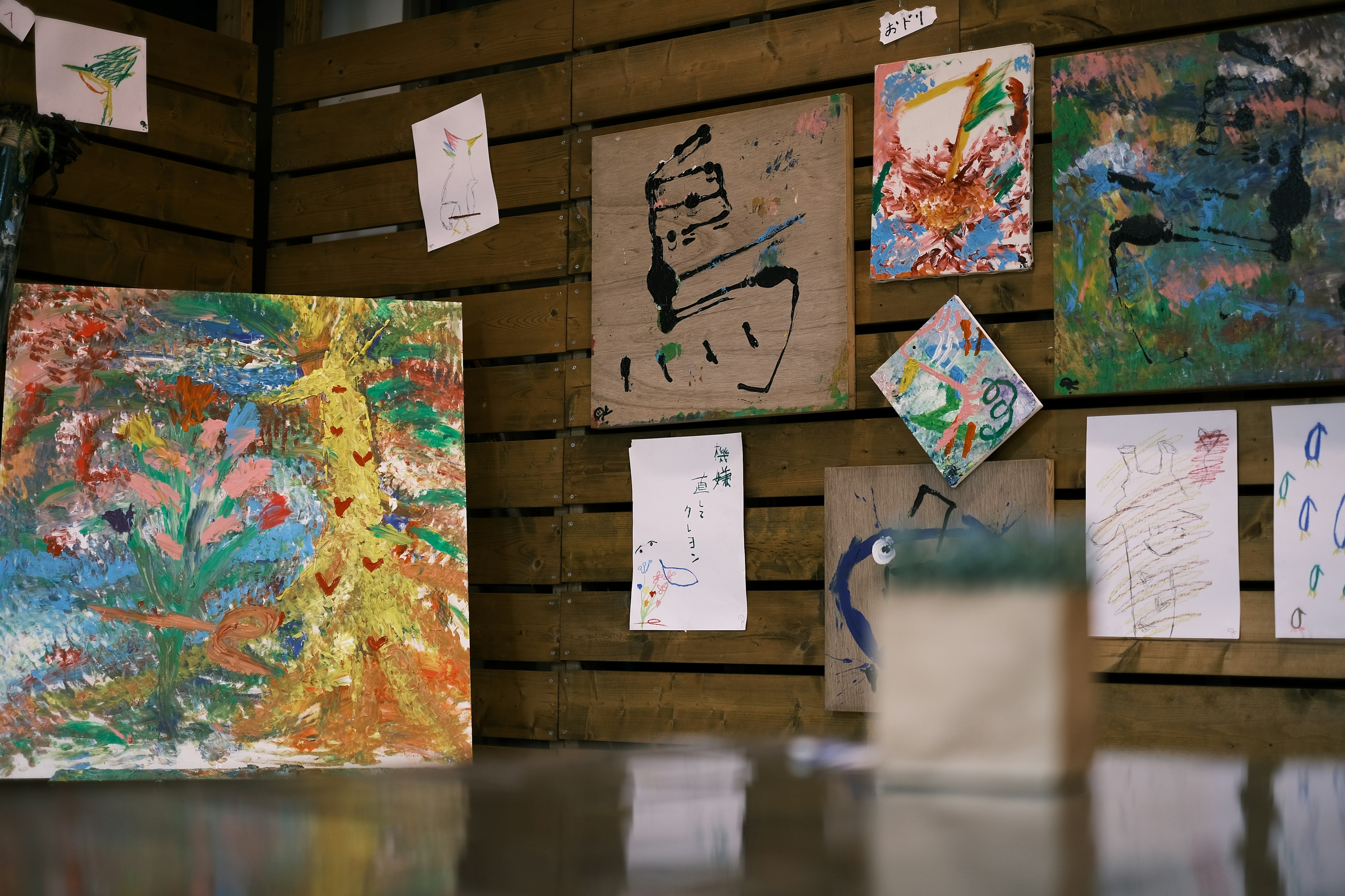 Interior de un estudio de arte con pinturas coloridas en las paredes