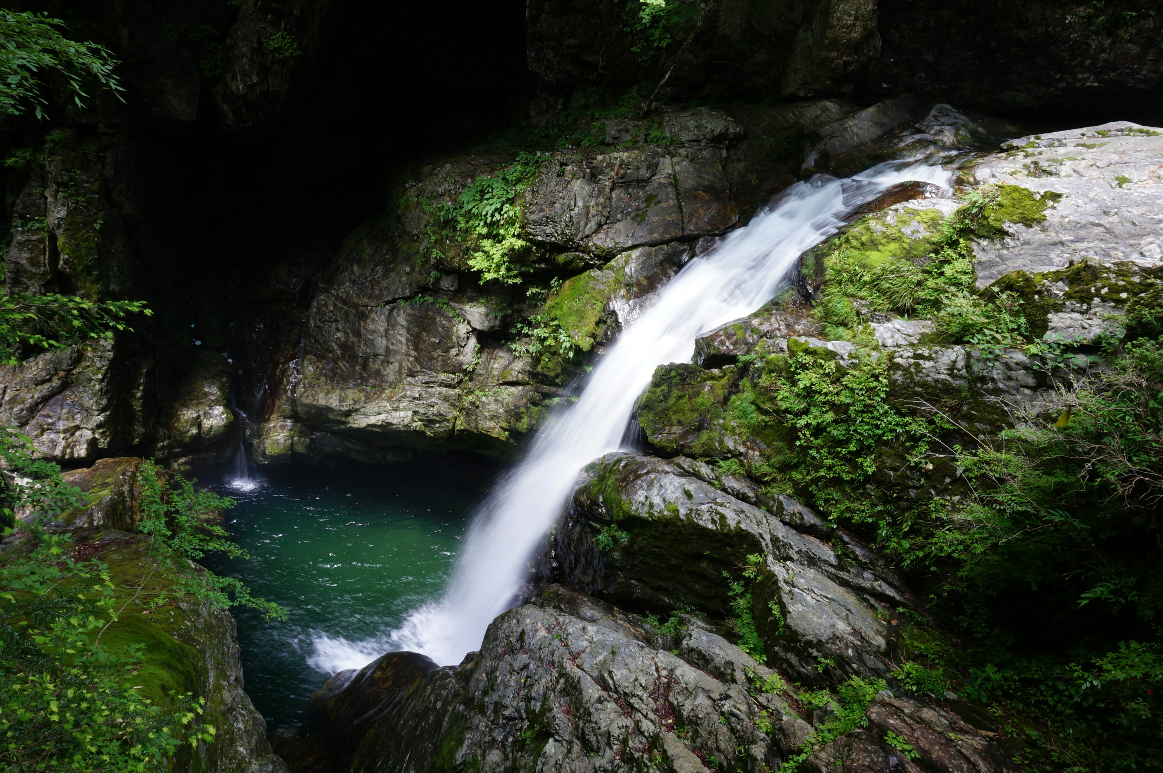 Air terjun indah mengalir ke lembah hijau