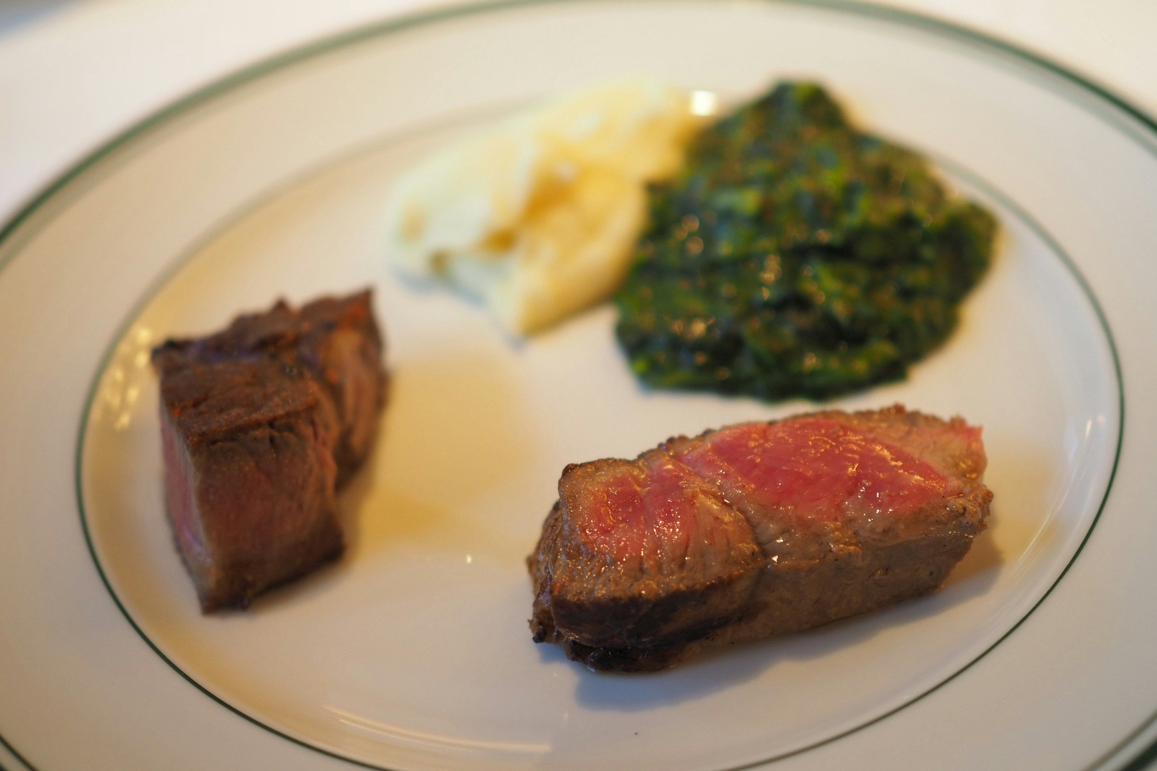 Plato con filete, puré de patatas y espinacas