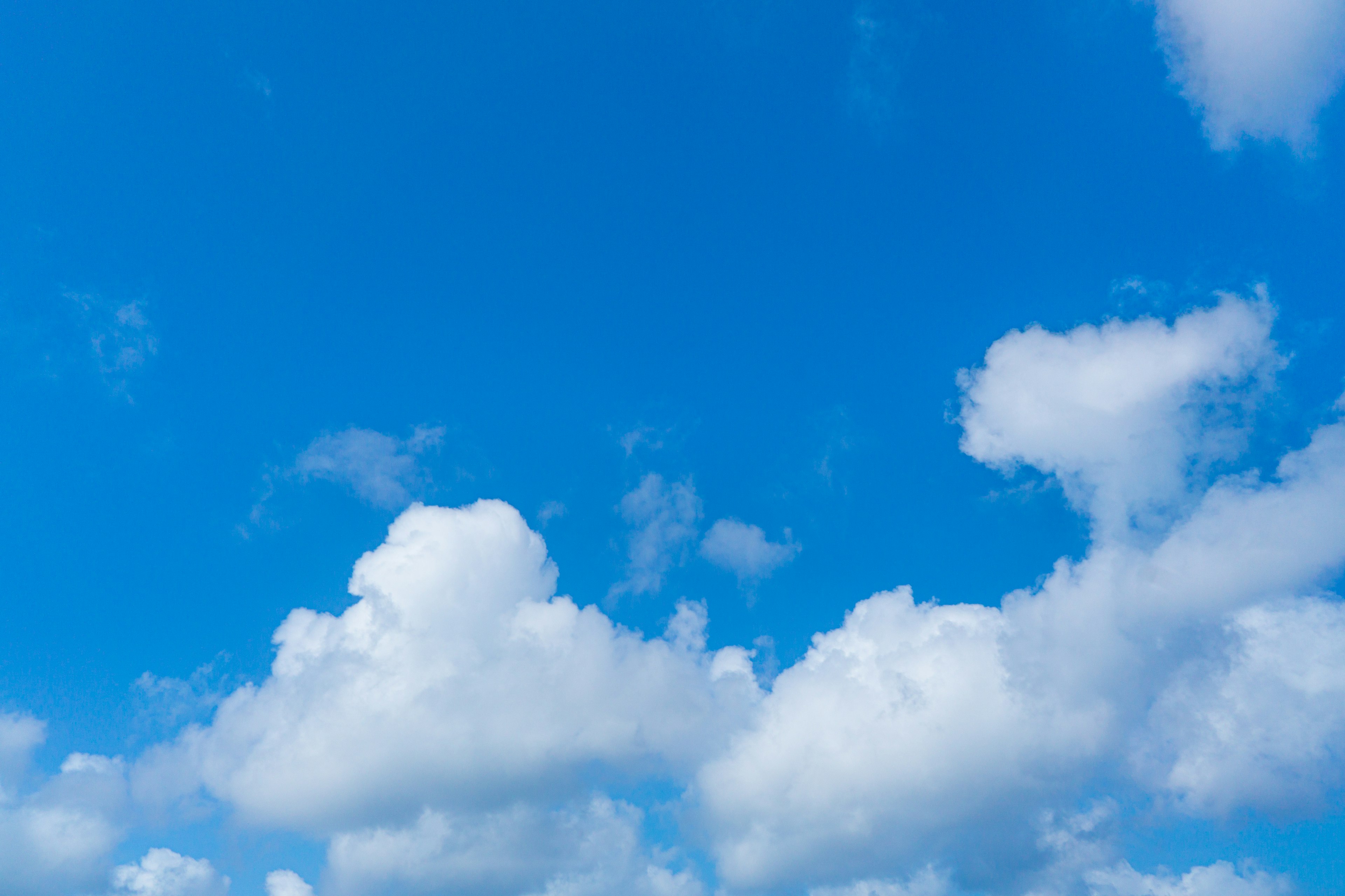 Schöne Aussicht auf den blauen Himmel mit flauschigen weißen Wolken