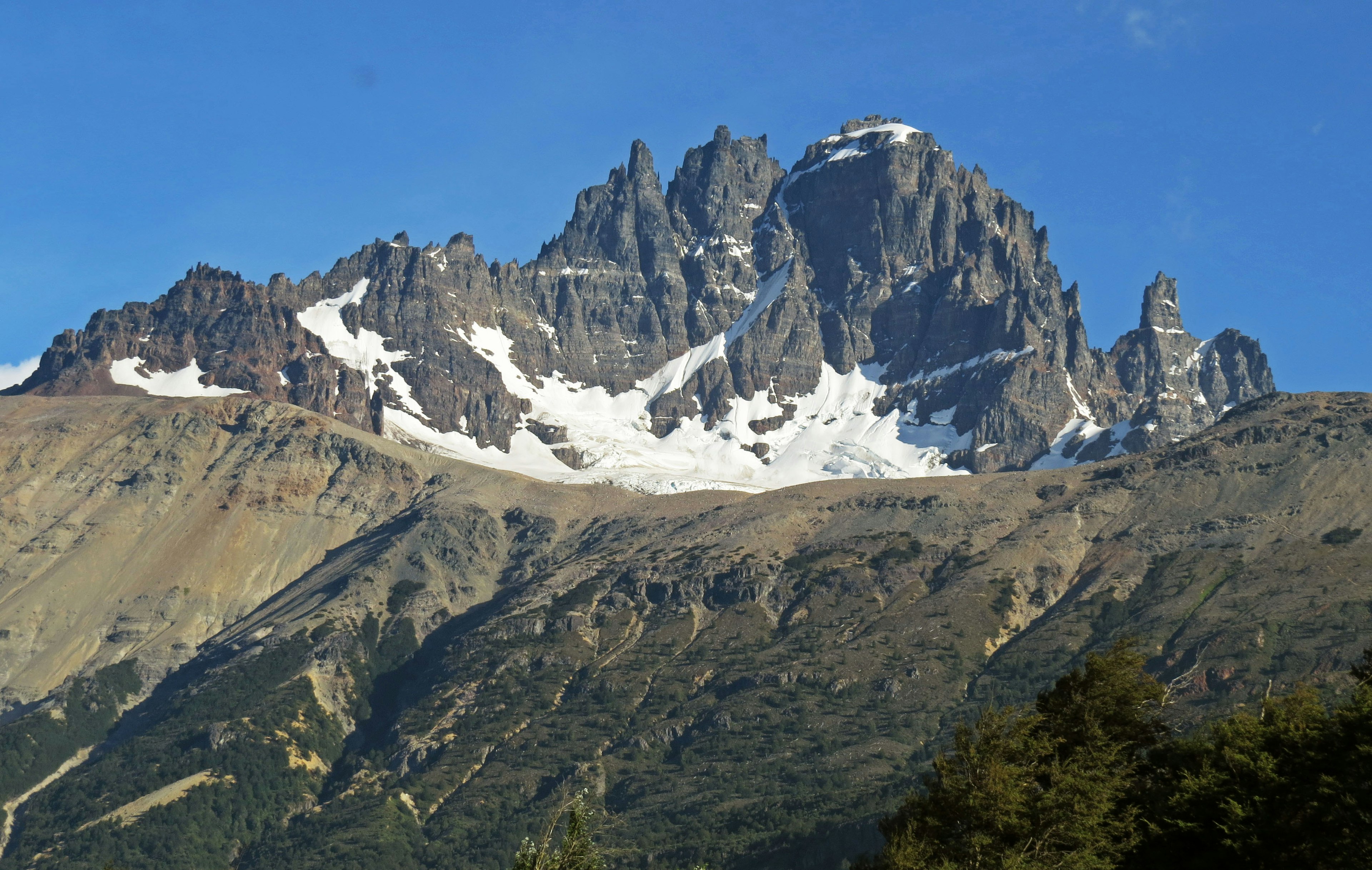 Impresionantes montañas cubiertas de nieve bajo un cielo azul claro