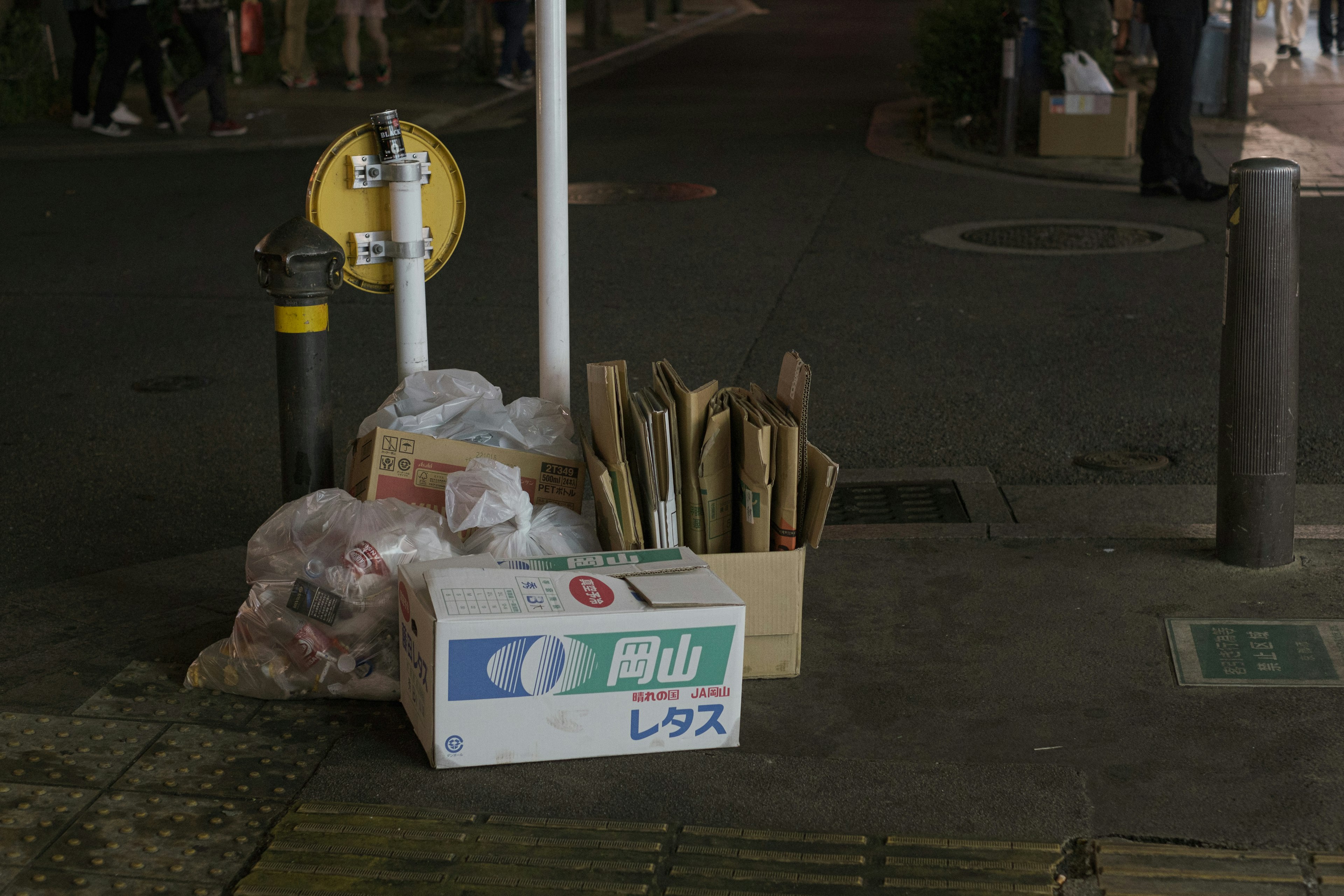 夜间城市景观，街道上的垃圾袋和纸箱