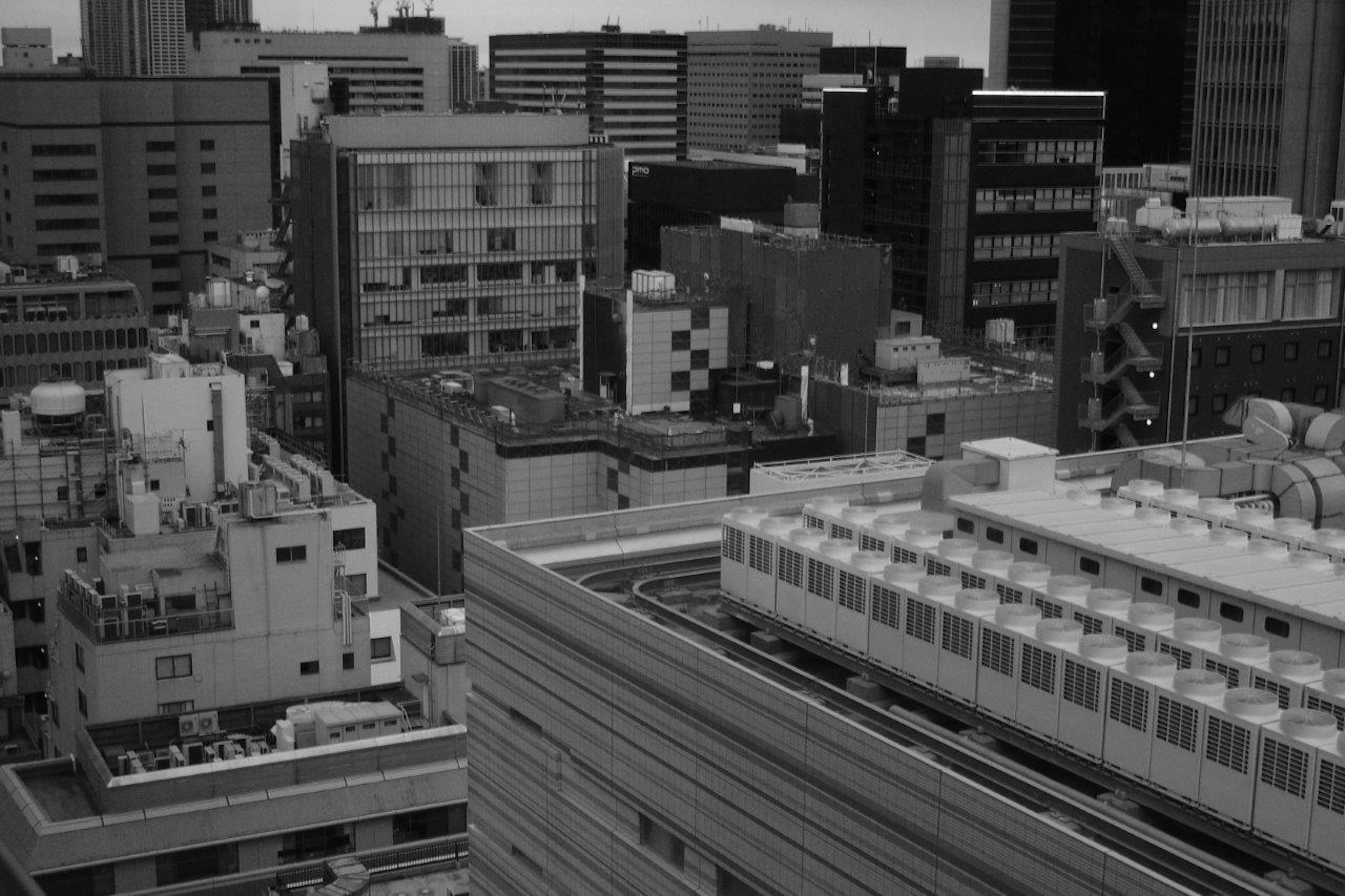 都市のモノクロ風景 高層ビルと屋上の構造物