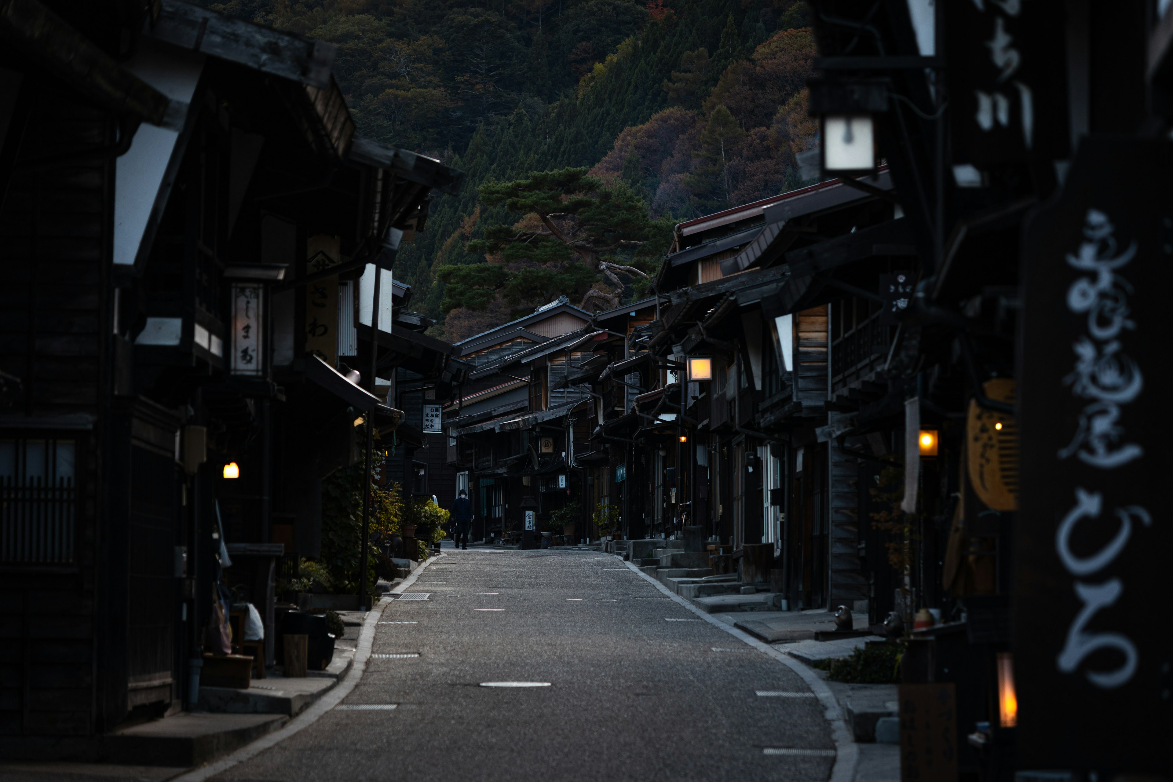 暗い街並みに囲まれた静かな通りと伝統的な日本の建物