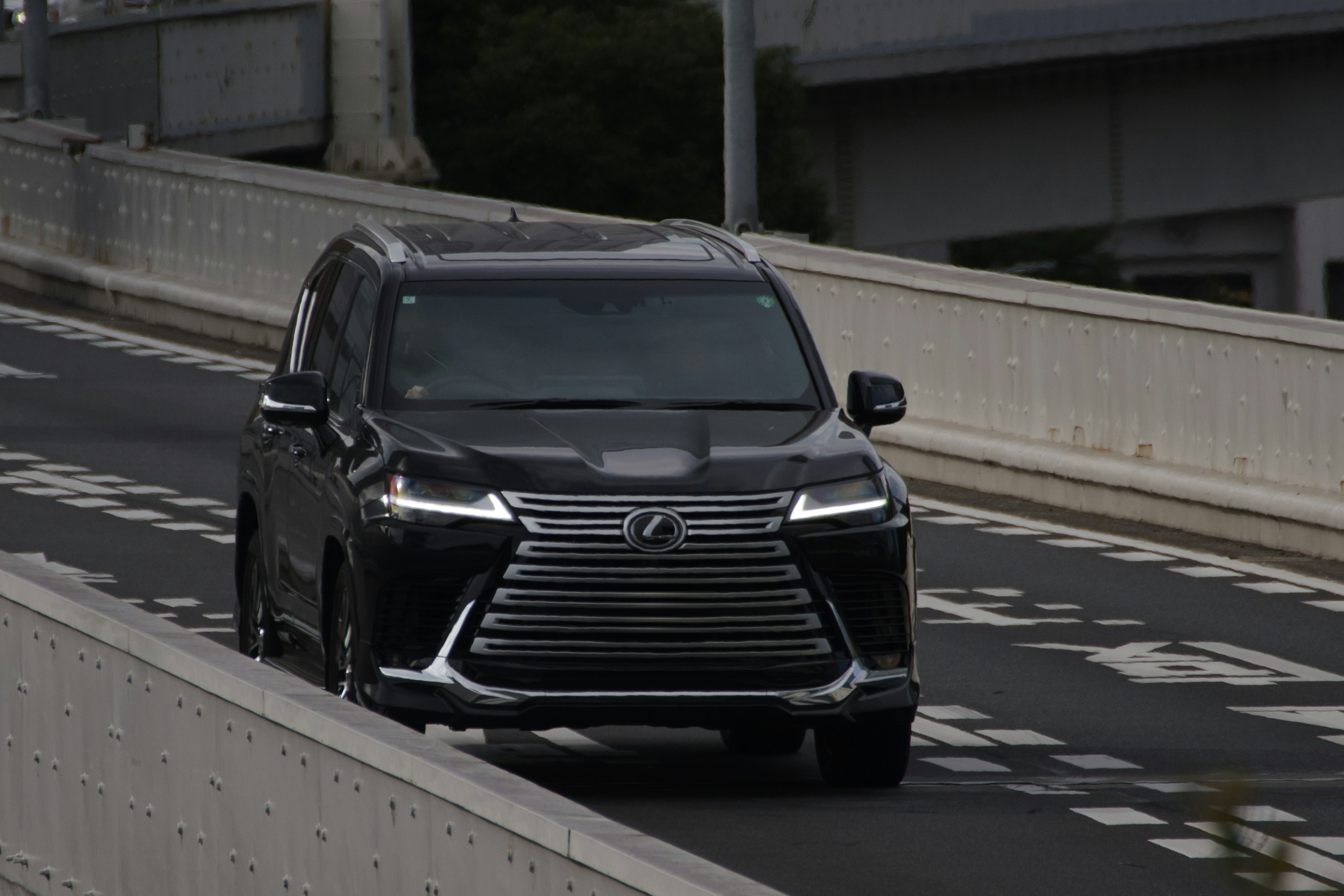 Un SUV de luxe noir circulant sur une autoroute