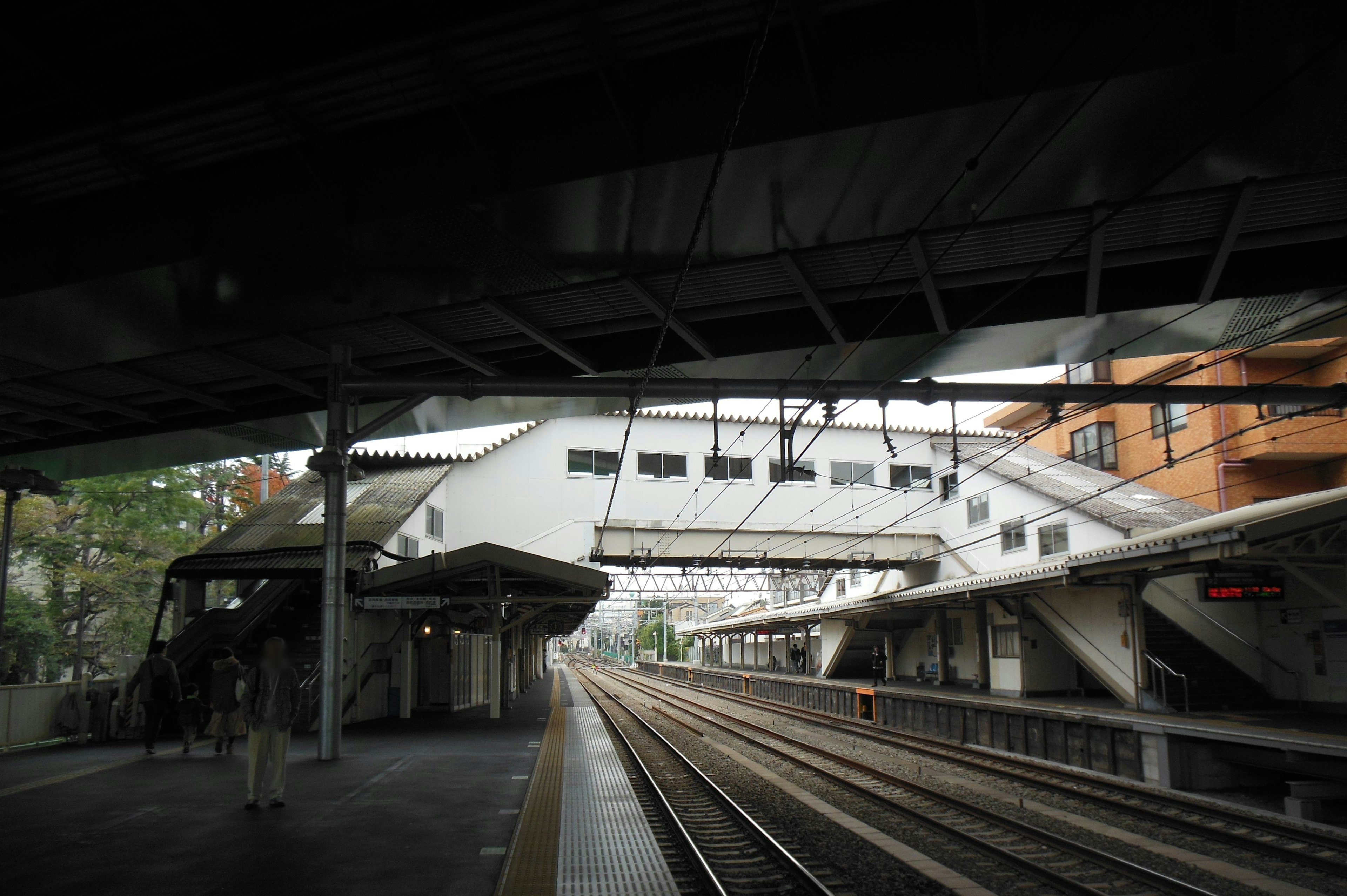 Pemandangan kota yang menunjukkan platform kereta dan rel