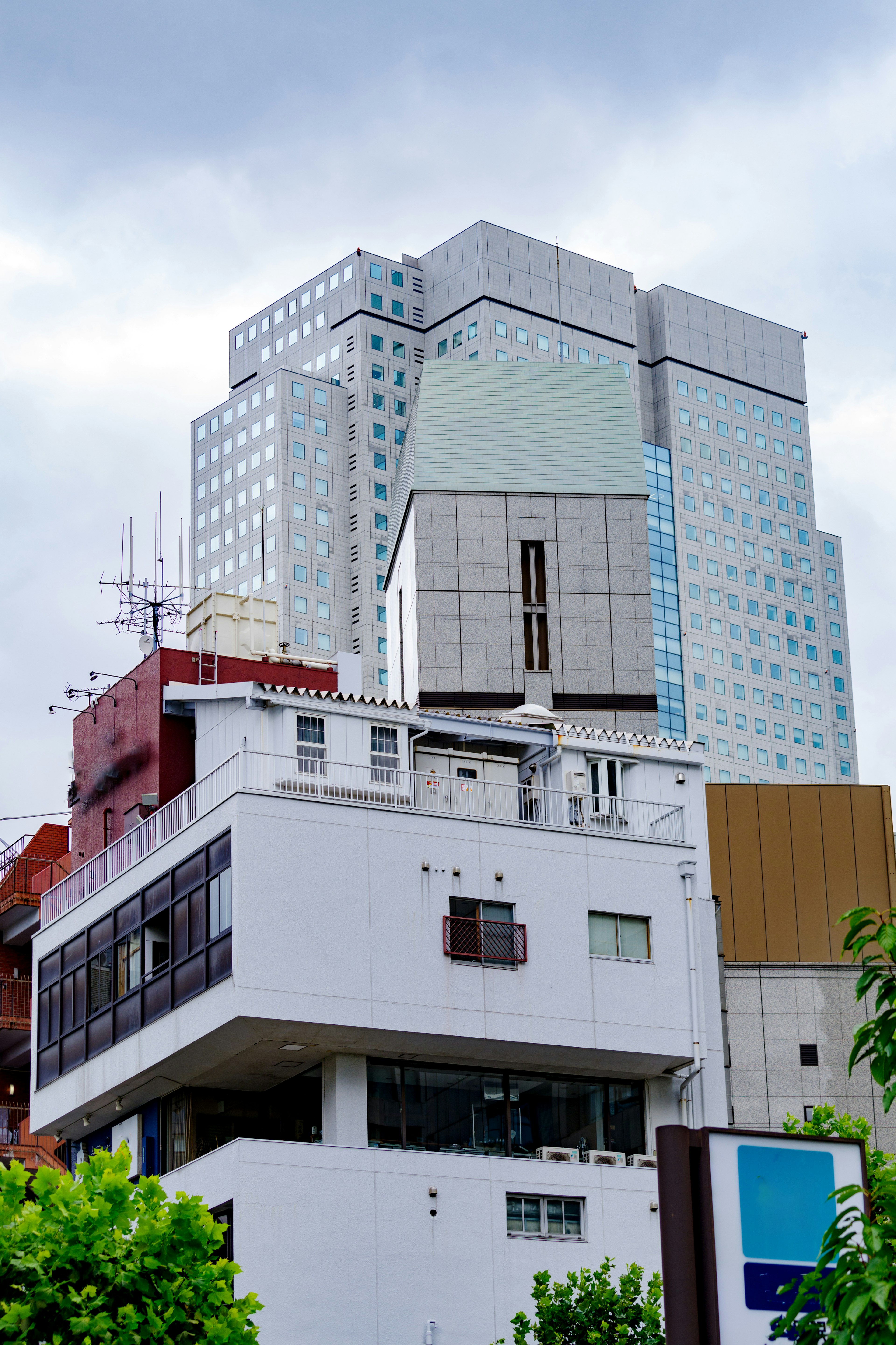 Pemandangan perkotaan yang menggabungkan gedung pencakar langit modern dan bangunan tradisional