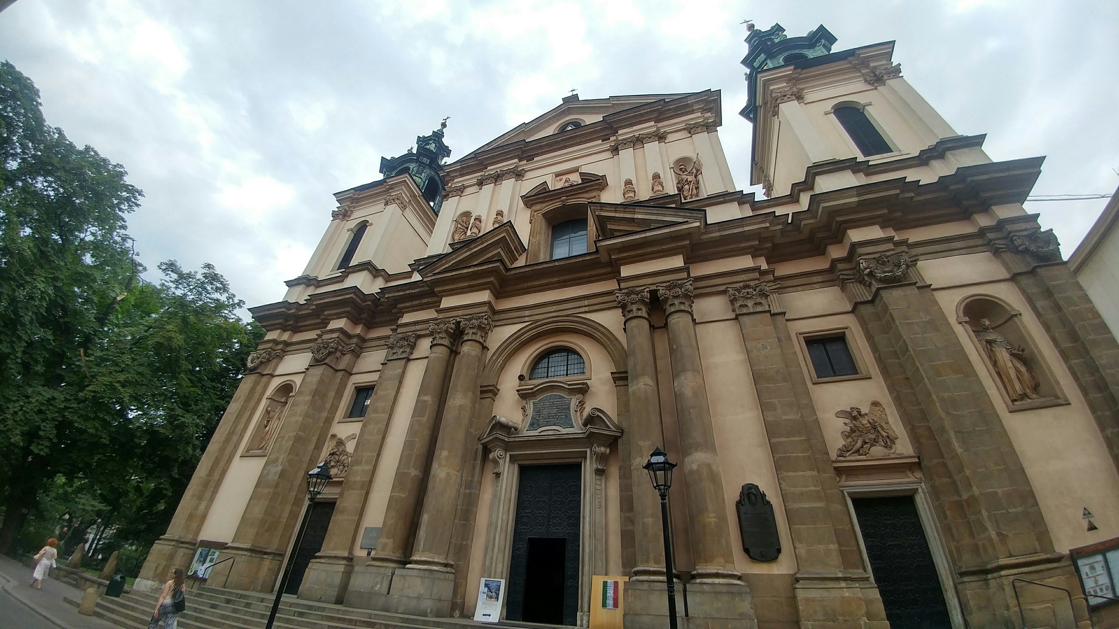 Aufwärtsblick auf eine prächtige Kirchenfassade