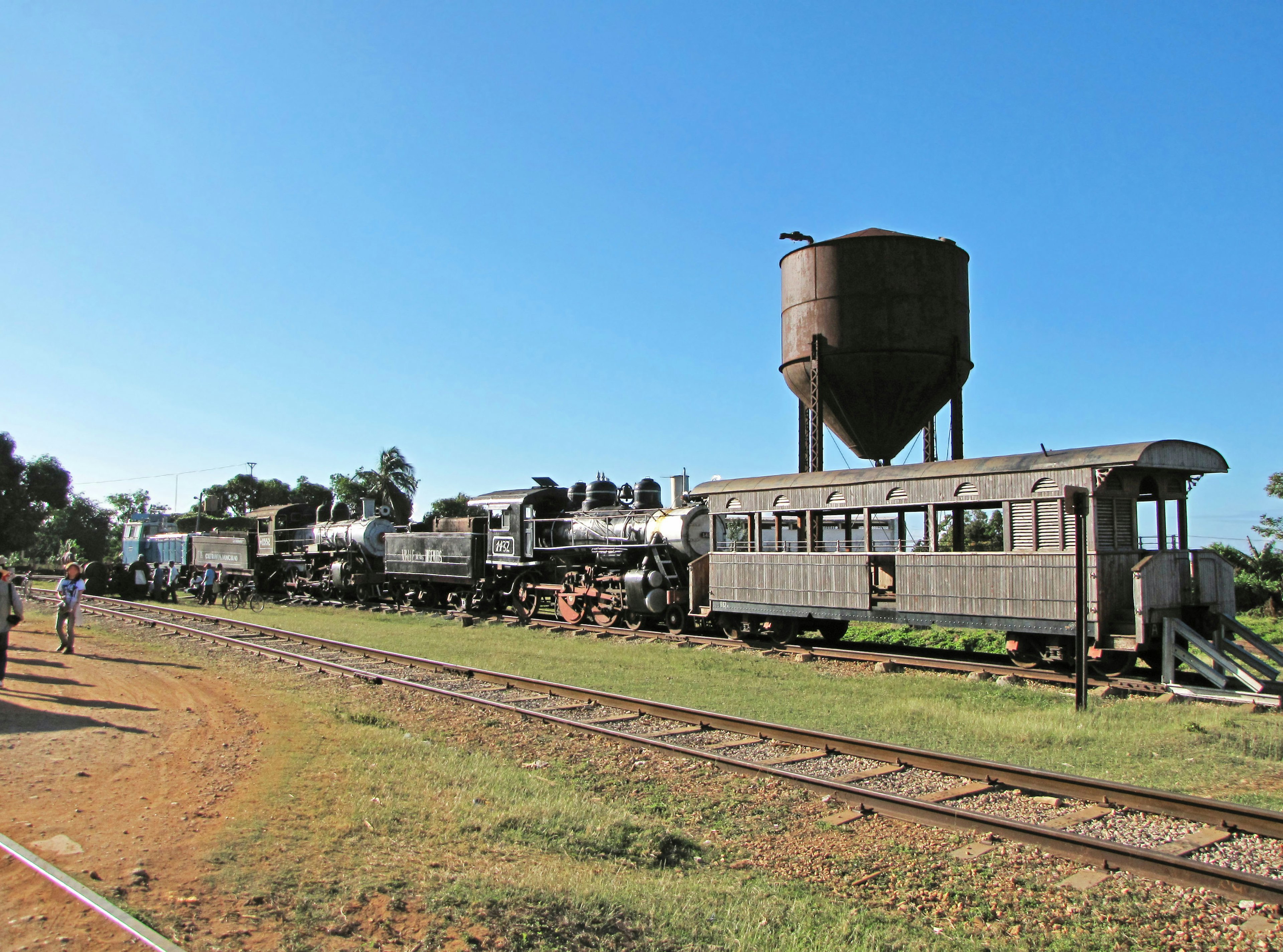 Vecchi treni e un serbatoio d'acqua lungo la ferrovia