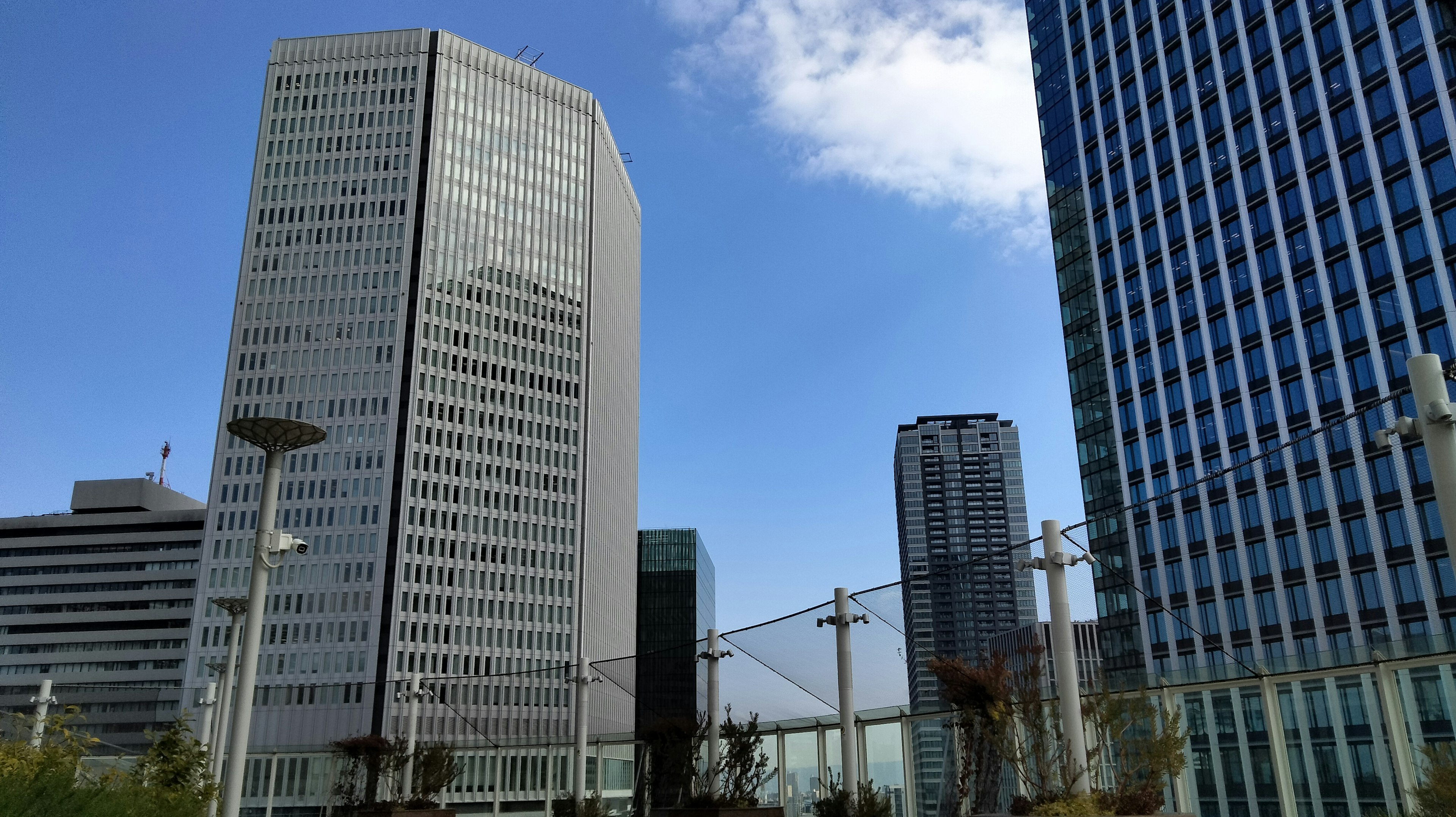 Stadtansicht mit modernen Wolkenkratzern und blauem Himmel