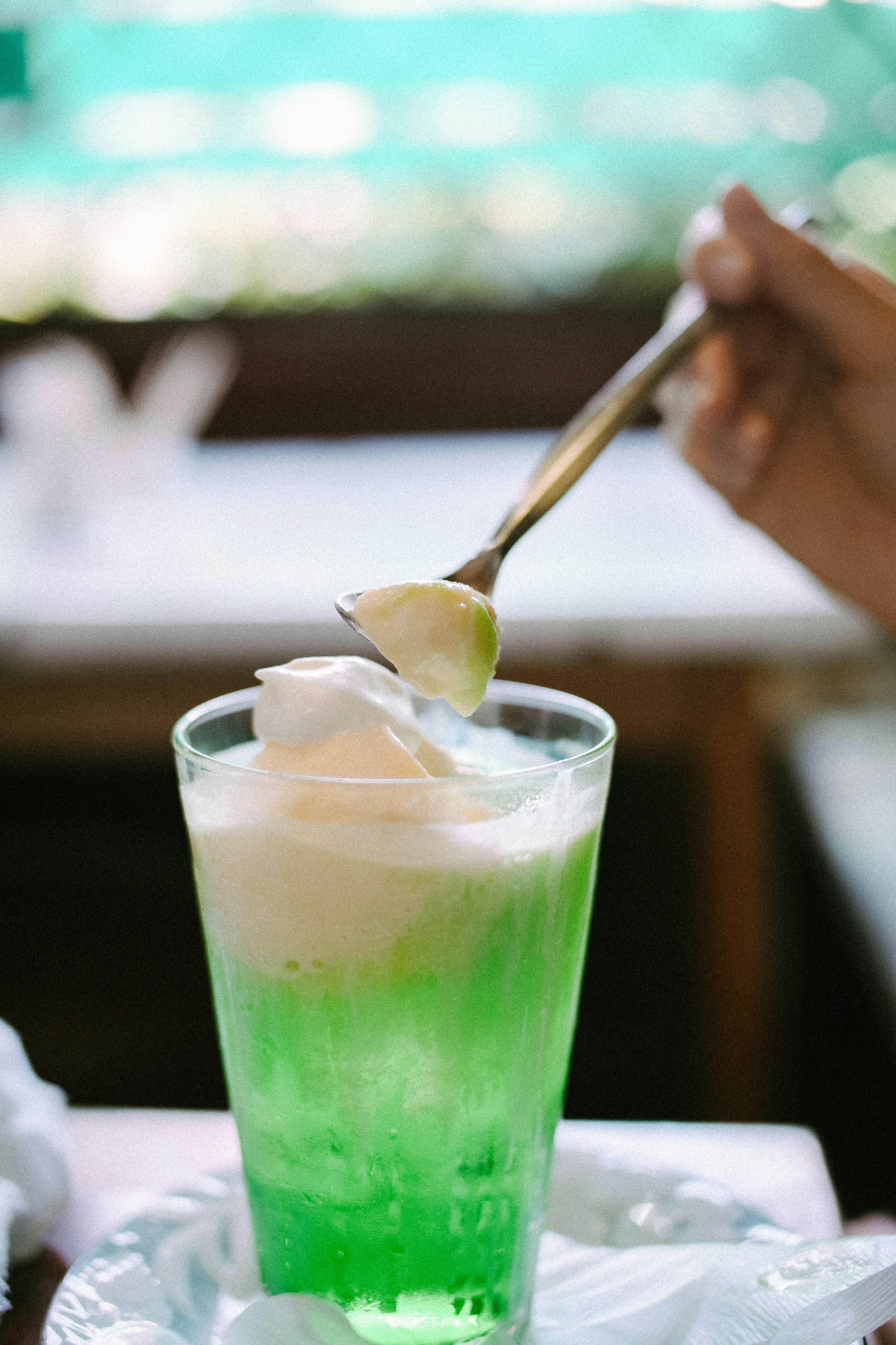 Boisson verte surmontée de glace à la vanille