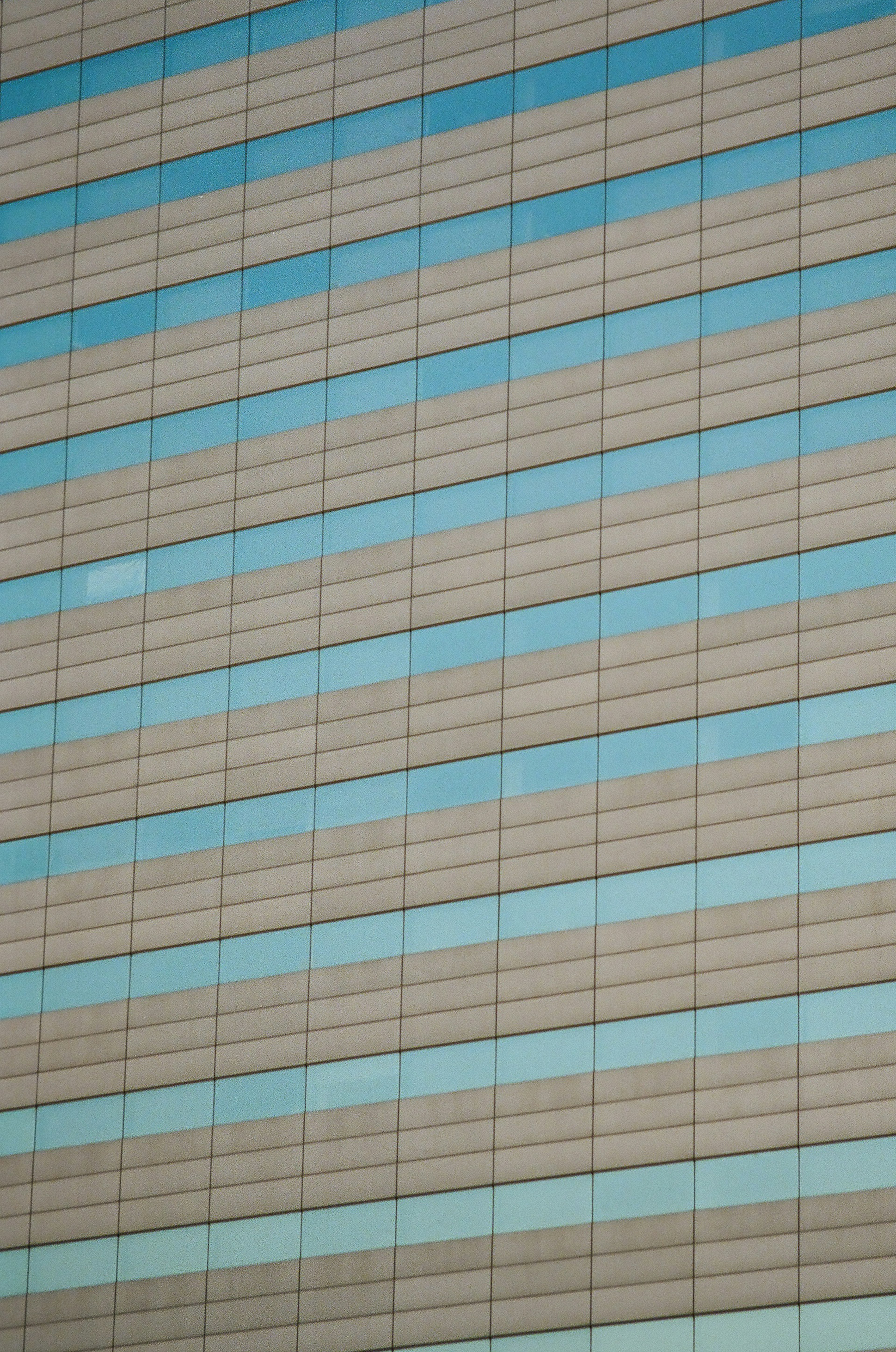 Façade moderne d'un bâtiment avec des bandes bleues