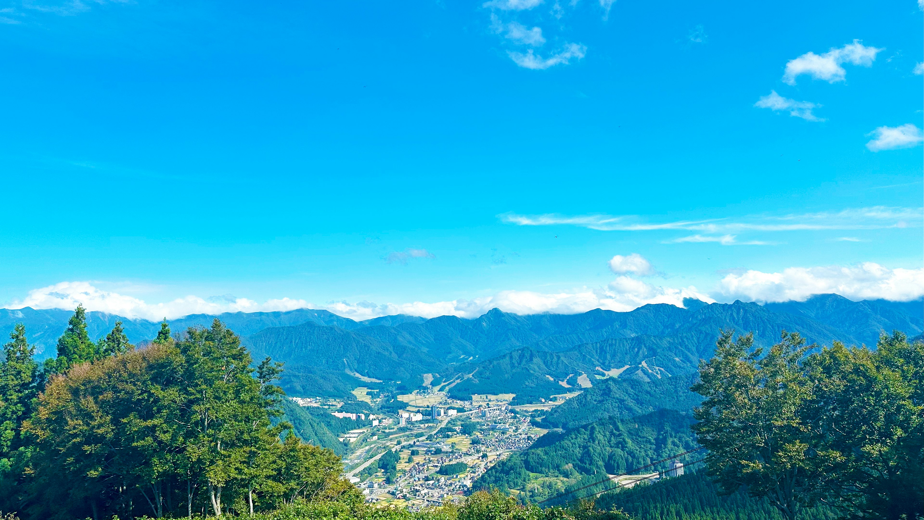 Pemandangan pedesaan di Jepang dengan langit biru dan gunung