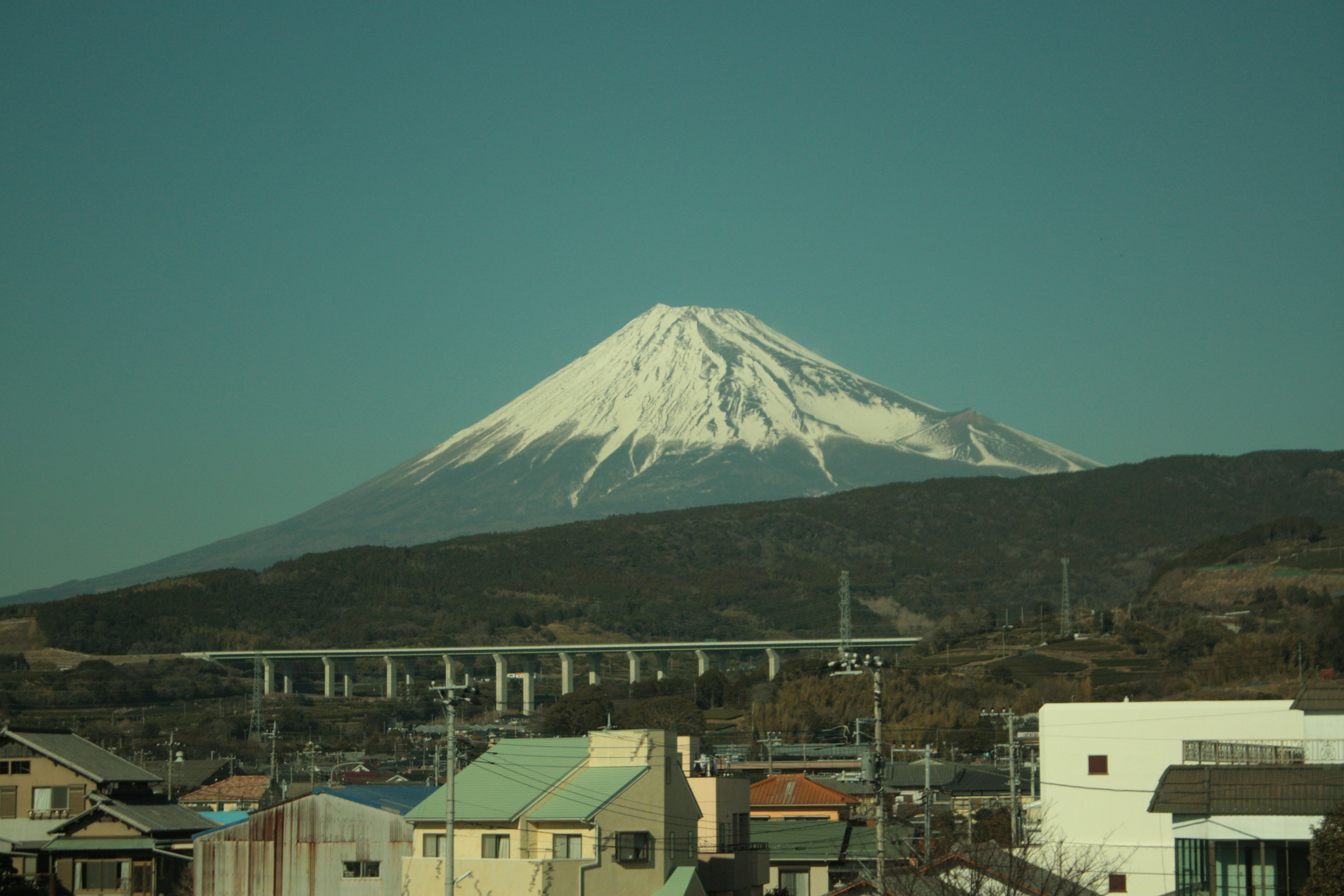 Monte Fuji cubierto de nieve con área residencial cercana