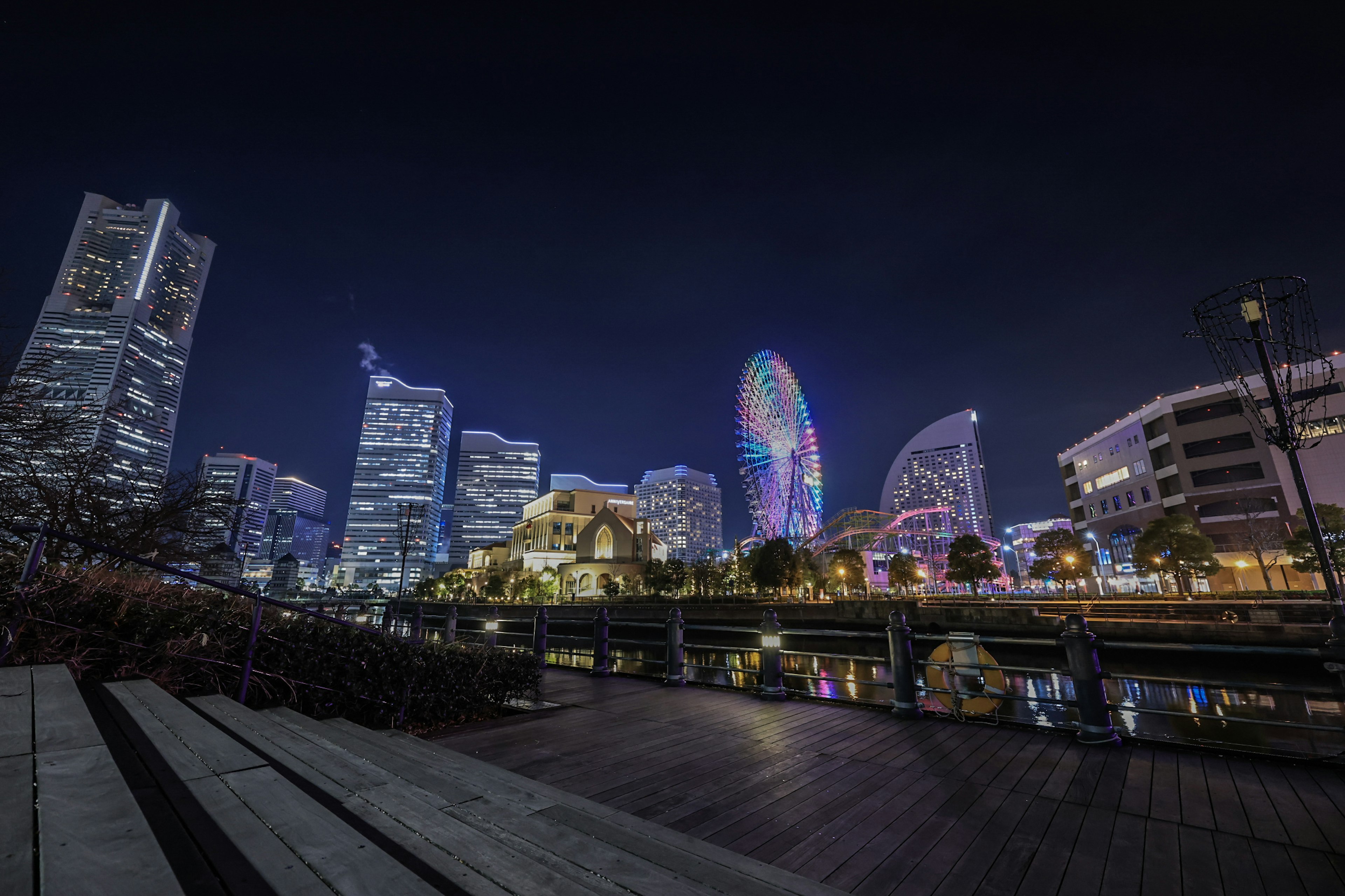 Pemandangan malam skyline Yokohama dengan gedung pencakar langit dan sungai