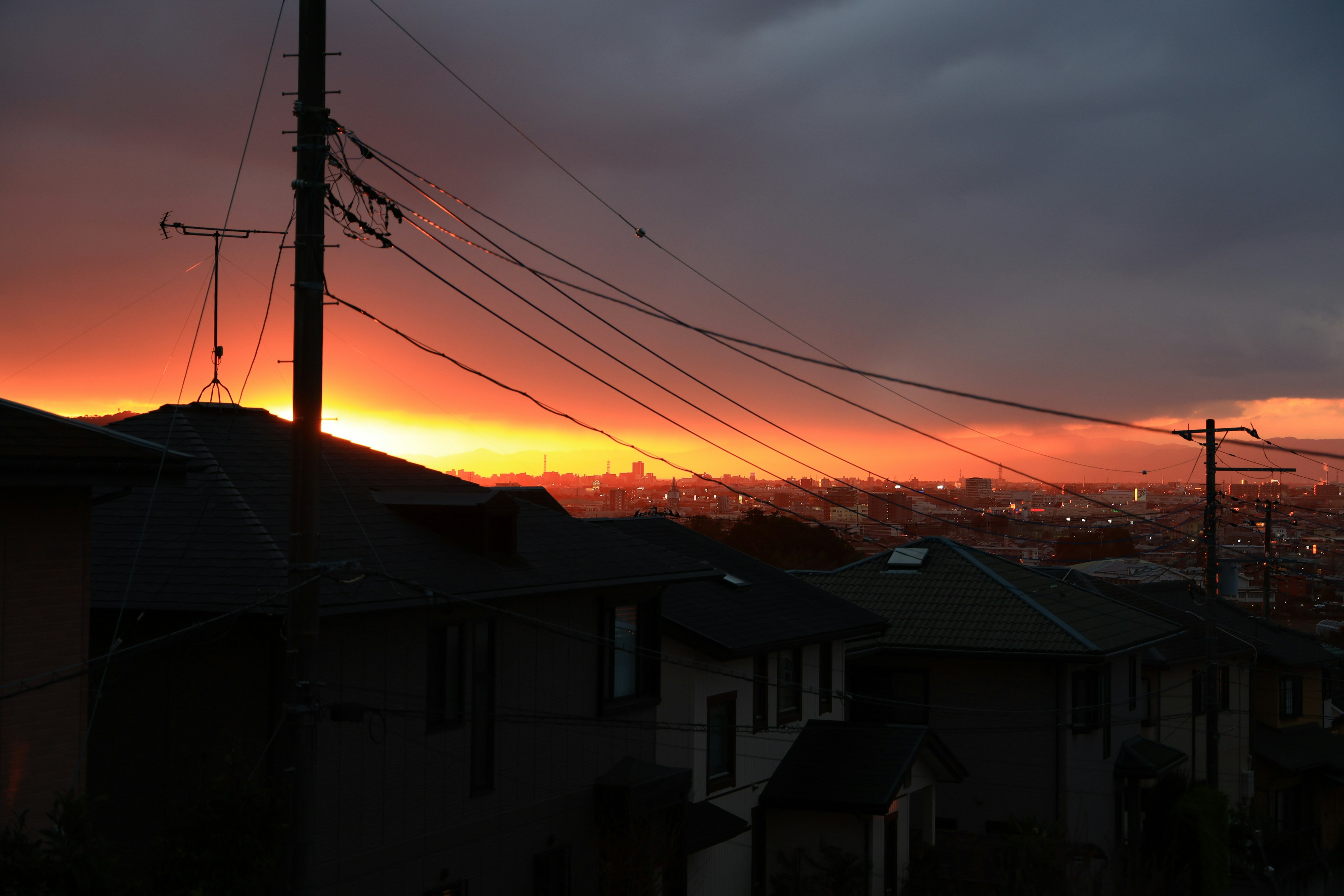 Une belle vue de coucher de soleil sur un quartier résidentiel