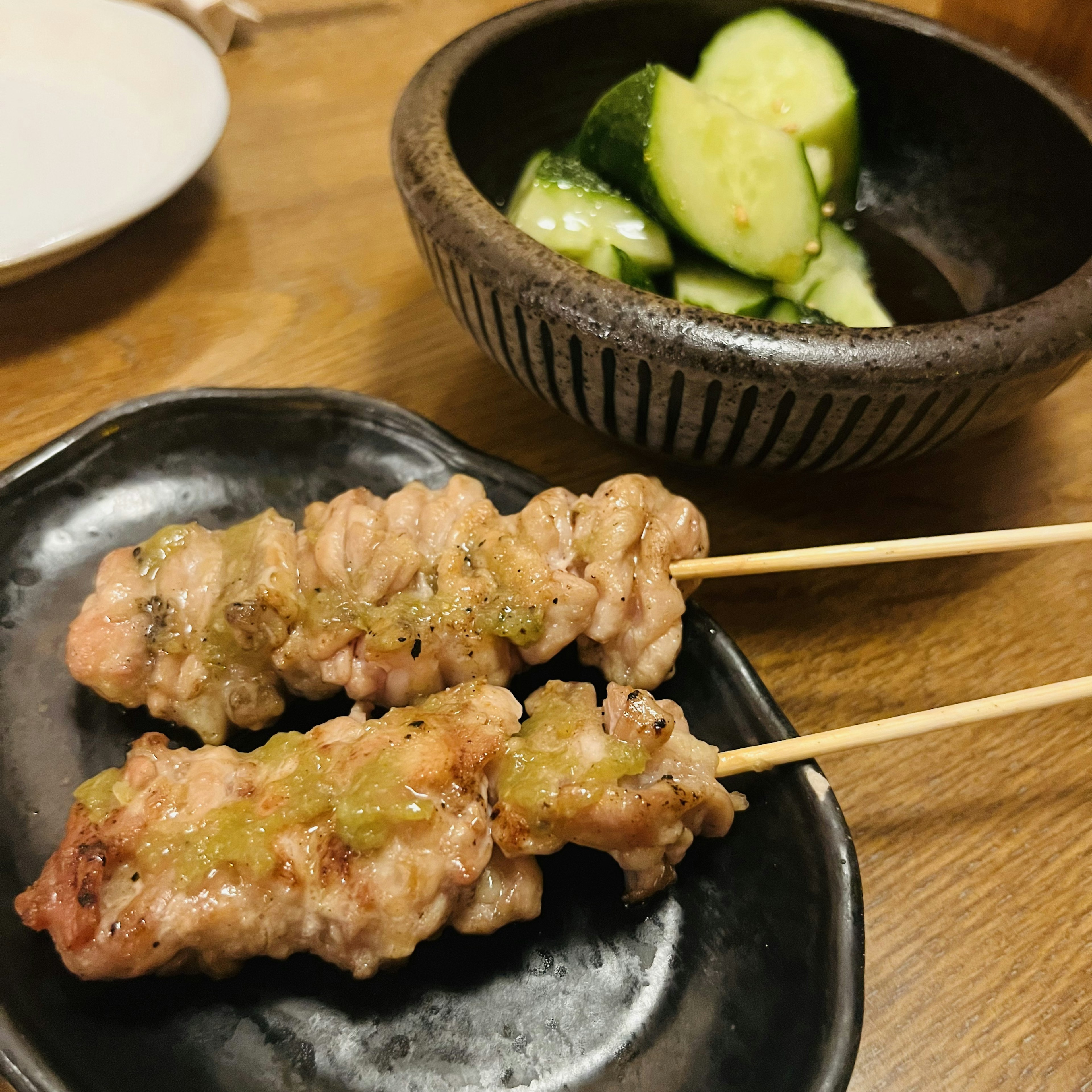 焼き鳥ときゅうりのサラダの皿