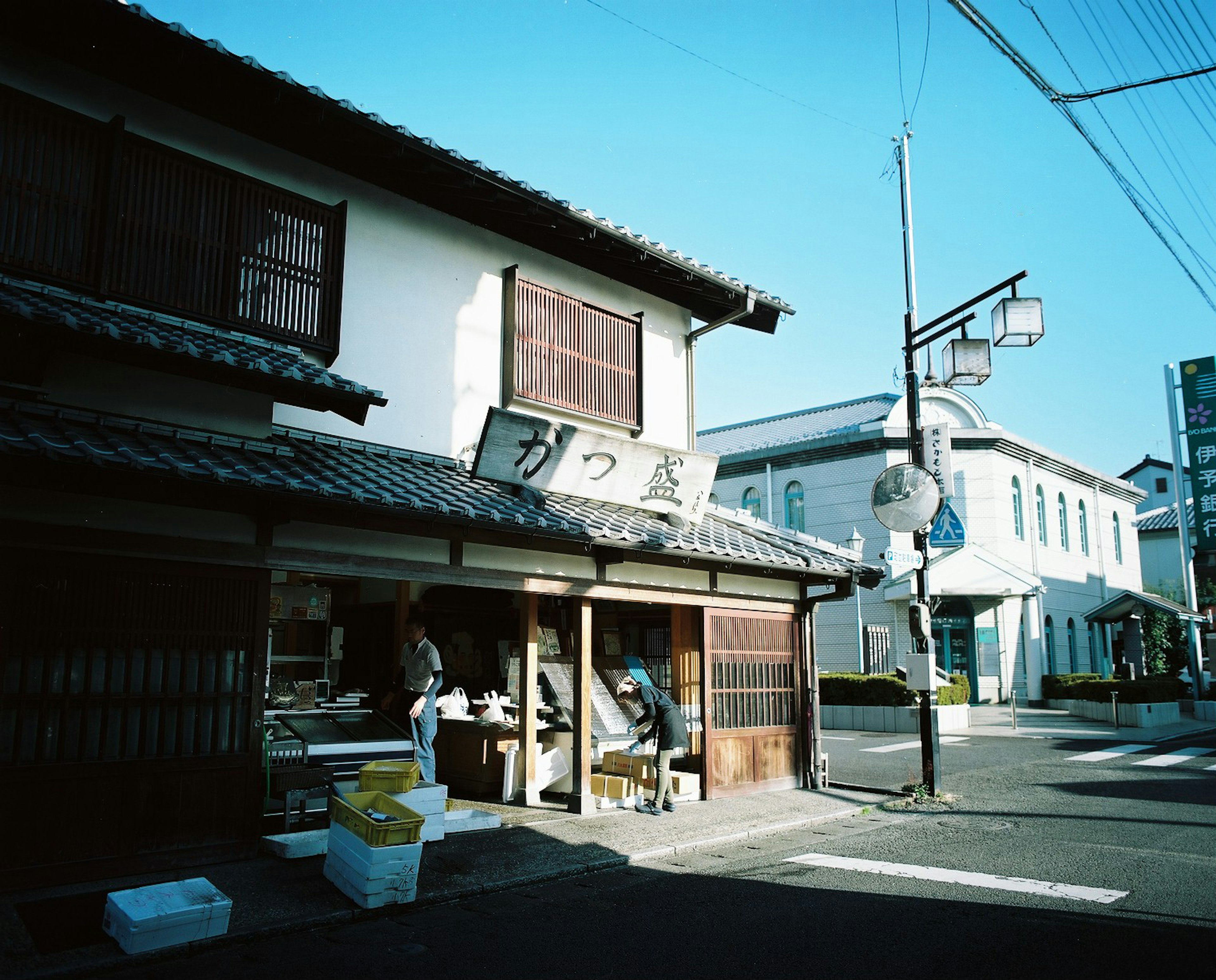 伝統的な日本の商店の外観 青空の下で明るい色合い