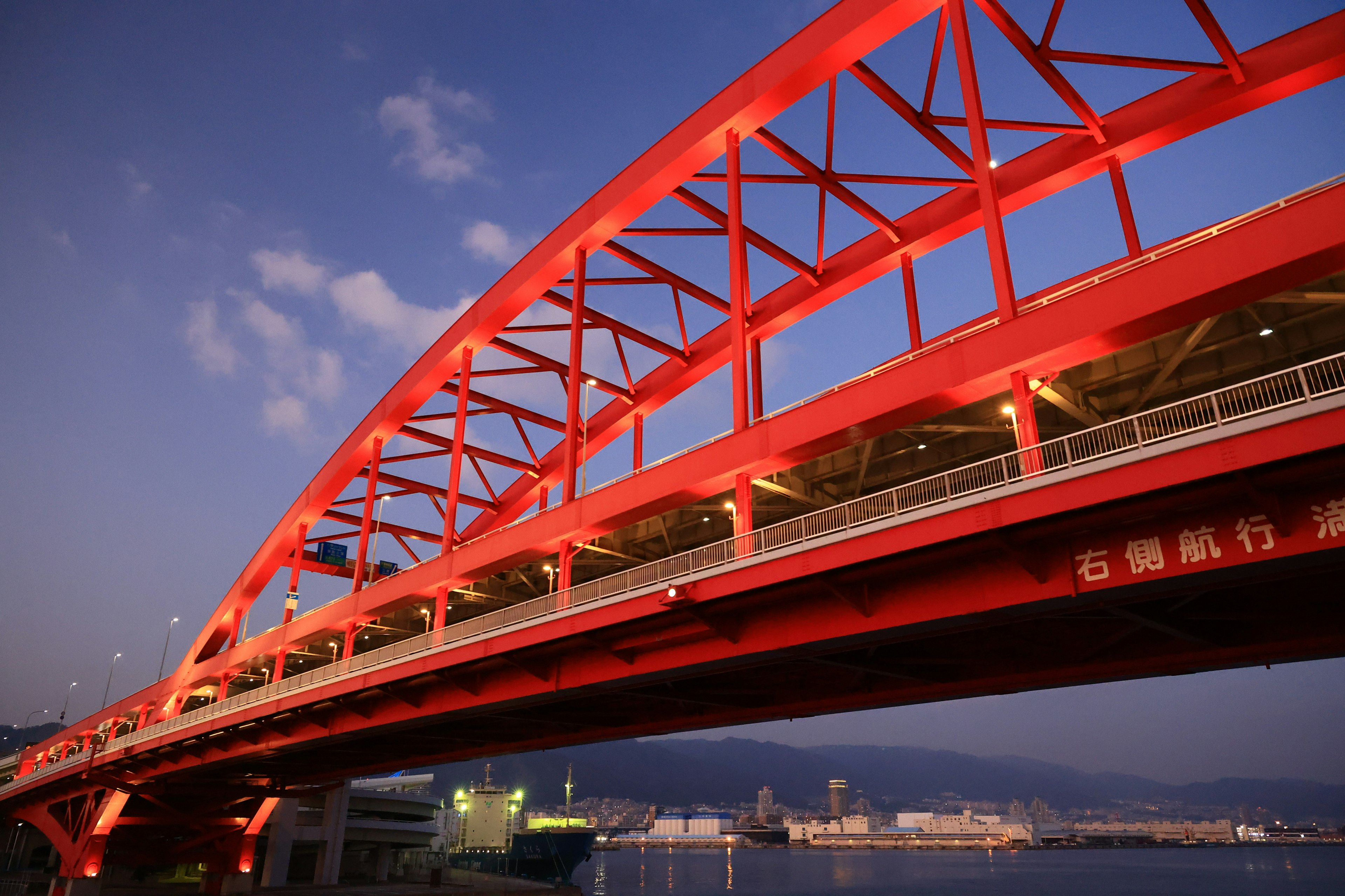 Pont en arc rouge illuminé au crépuscule