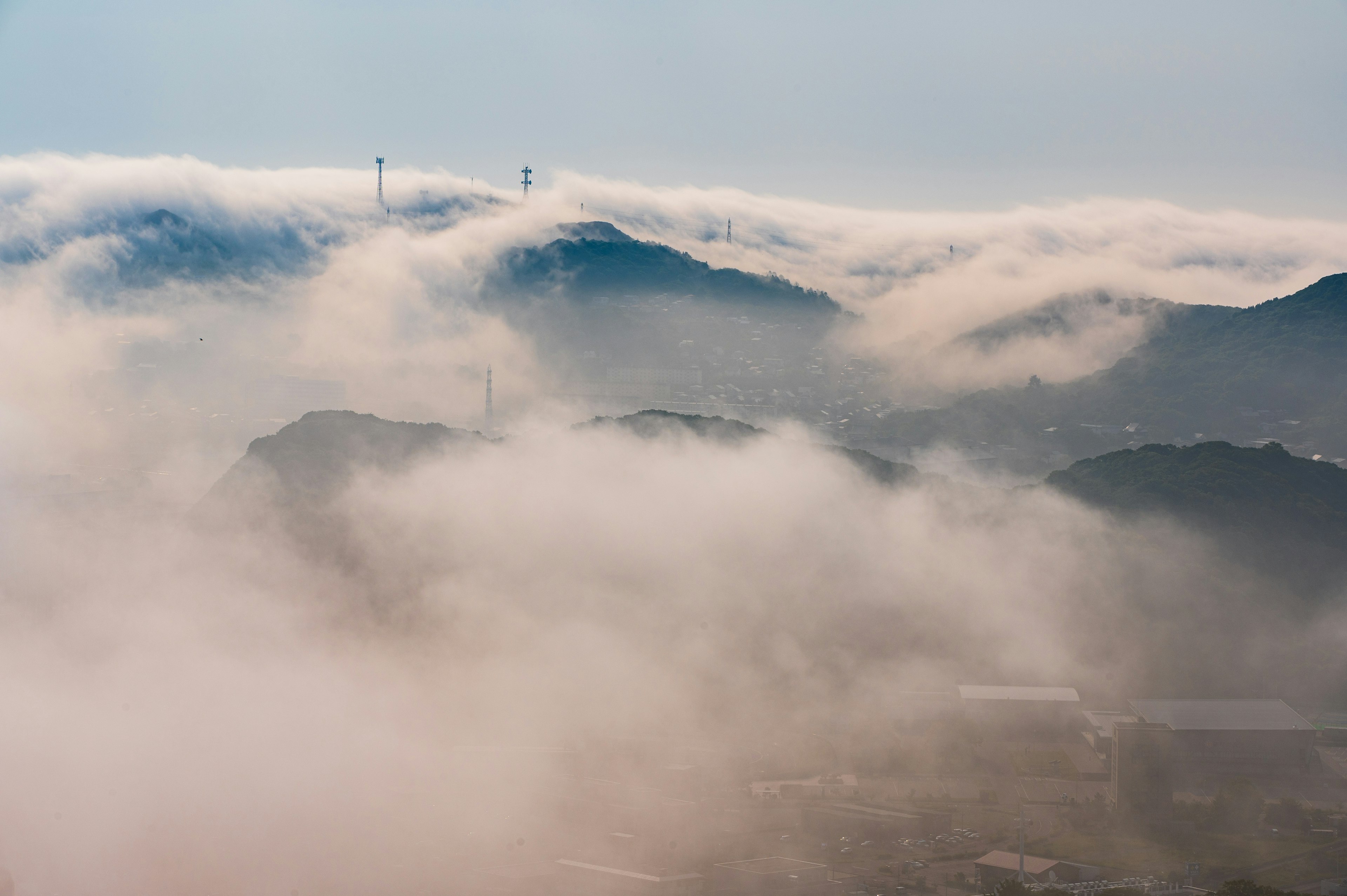 被雾气笼罩的山脉景观与远处的山峰