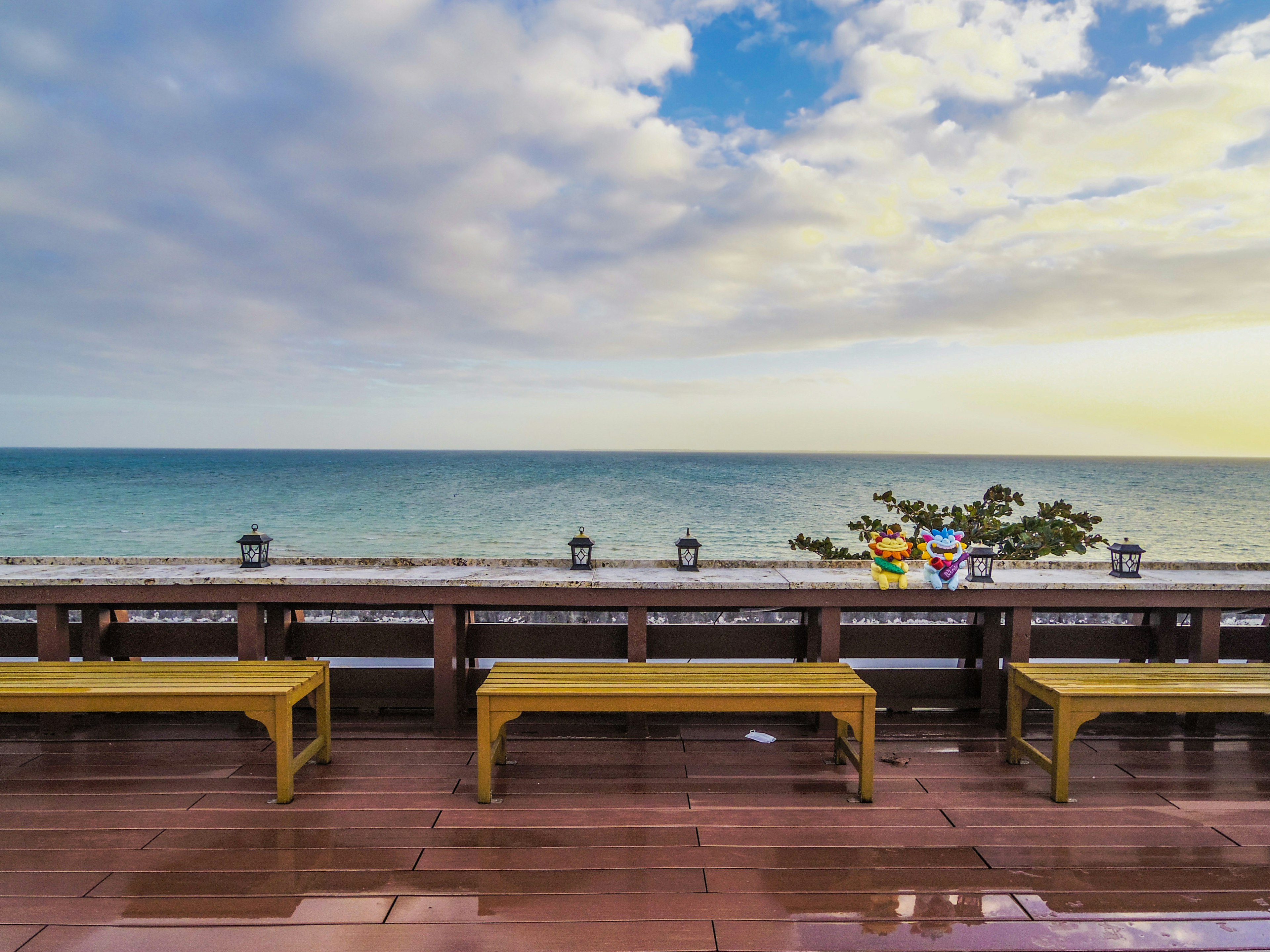 Terrasse mit gelben Bänken mit Blick auf den Ozean und den Himmel