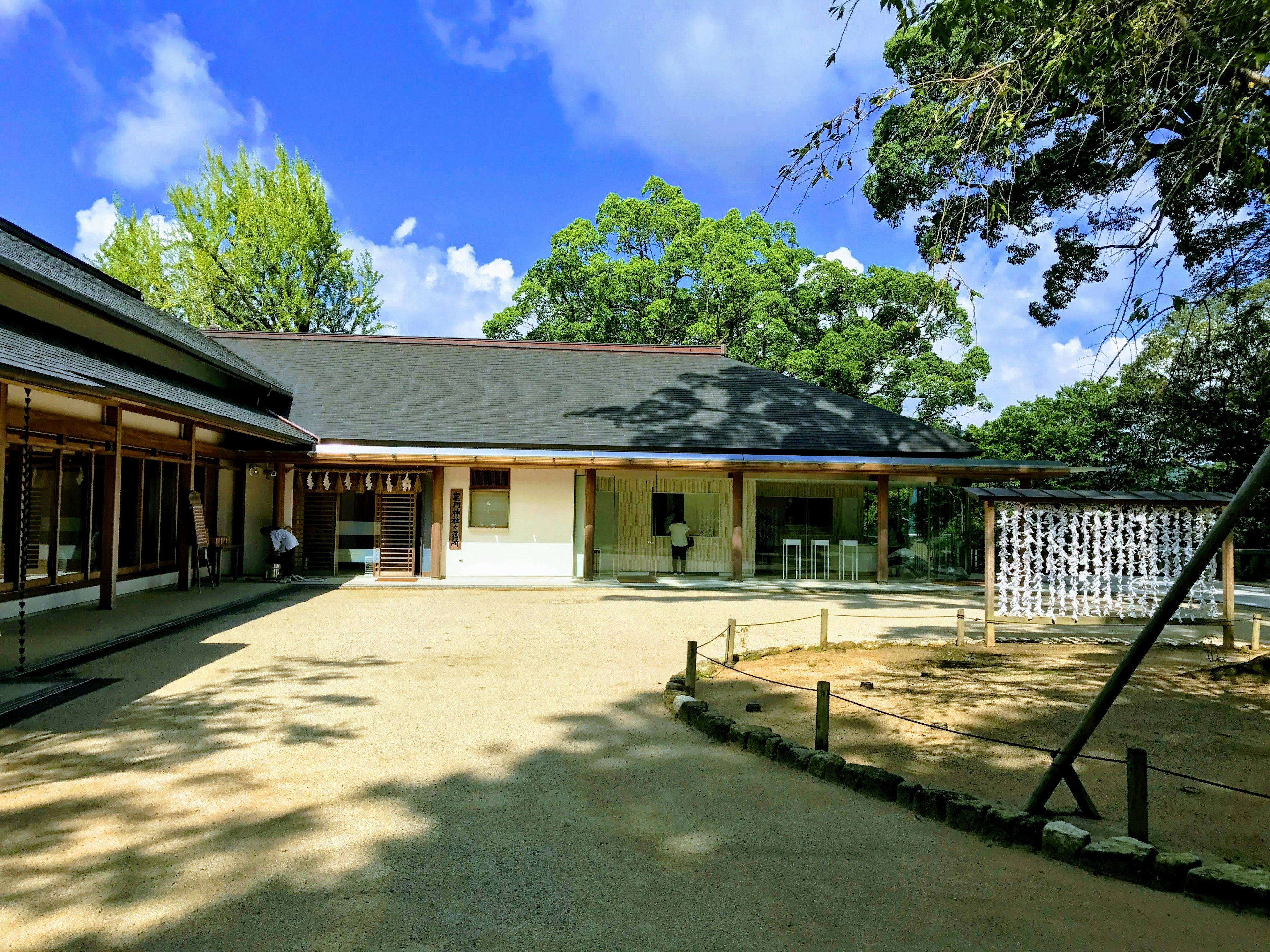 Traditionelles japanisches Gebäude umgeben von einem ruhigen Garten