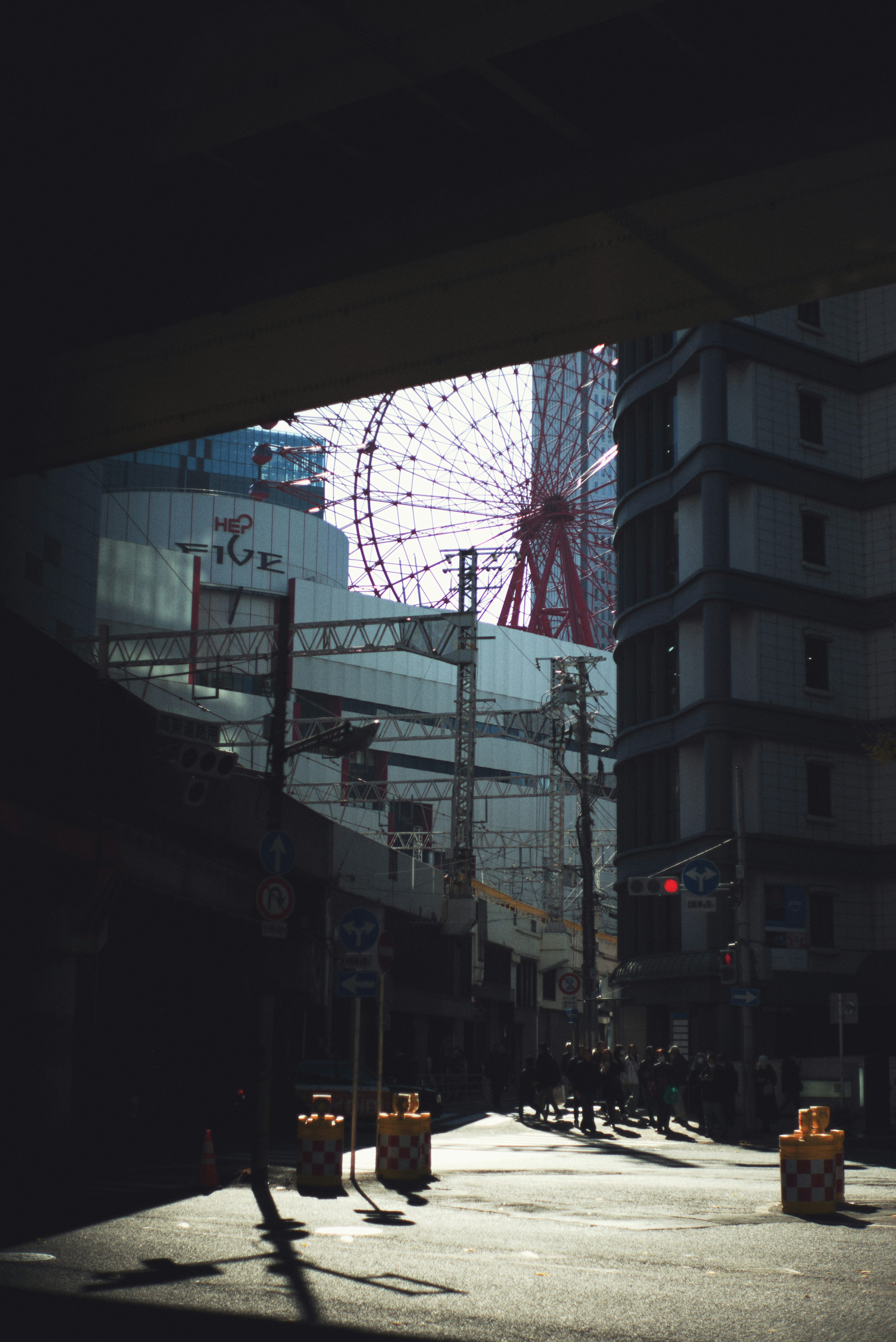 ビルの間から見える観覧車と街の風景