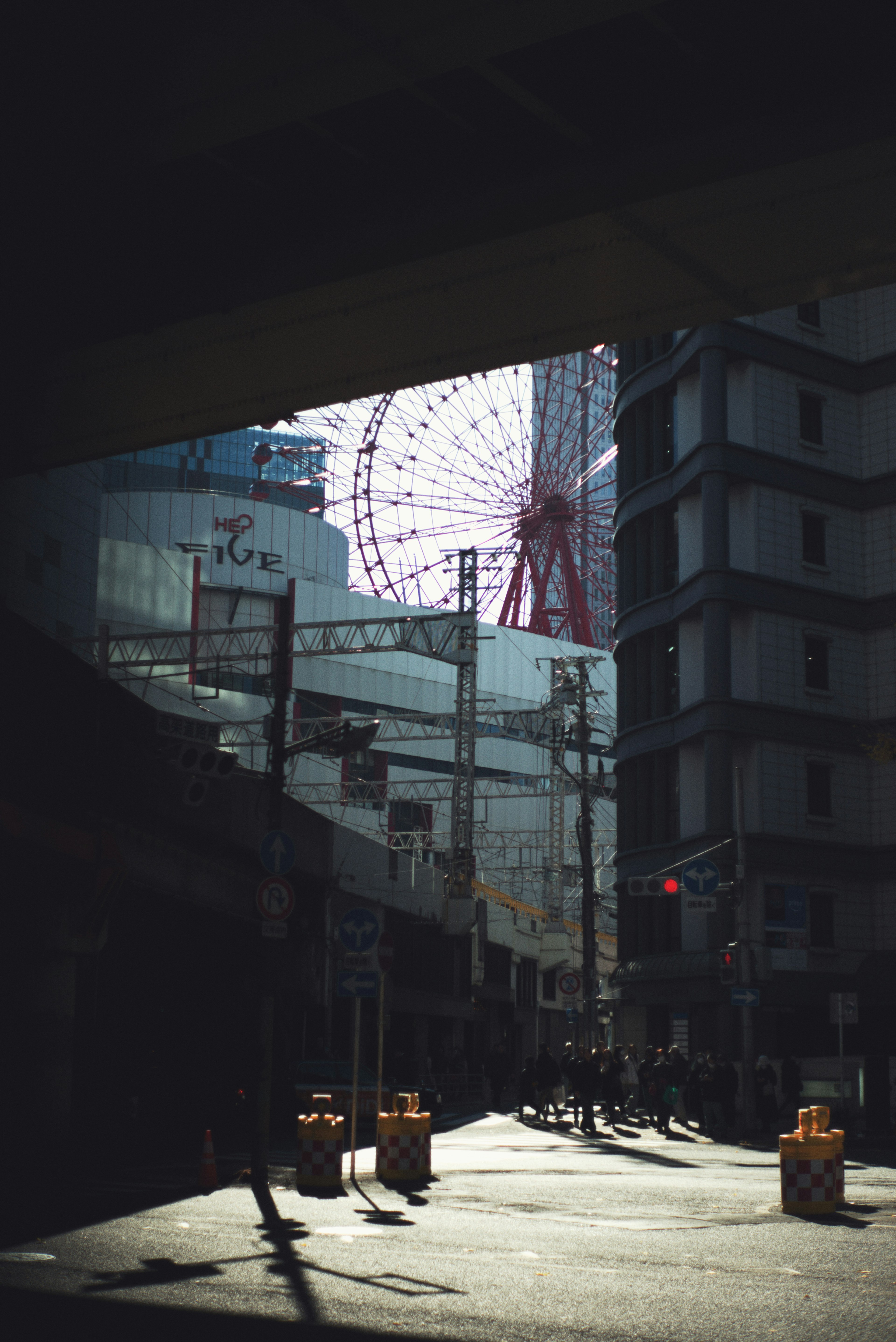 Blick auf ein Riesenrad und Stadtlandschaft zwischen Gebäuden