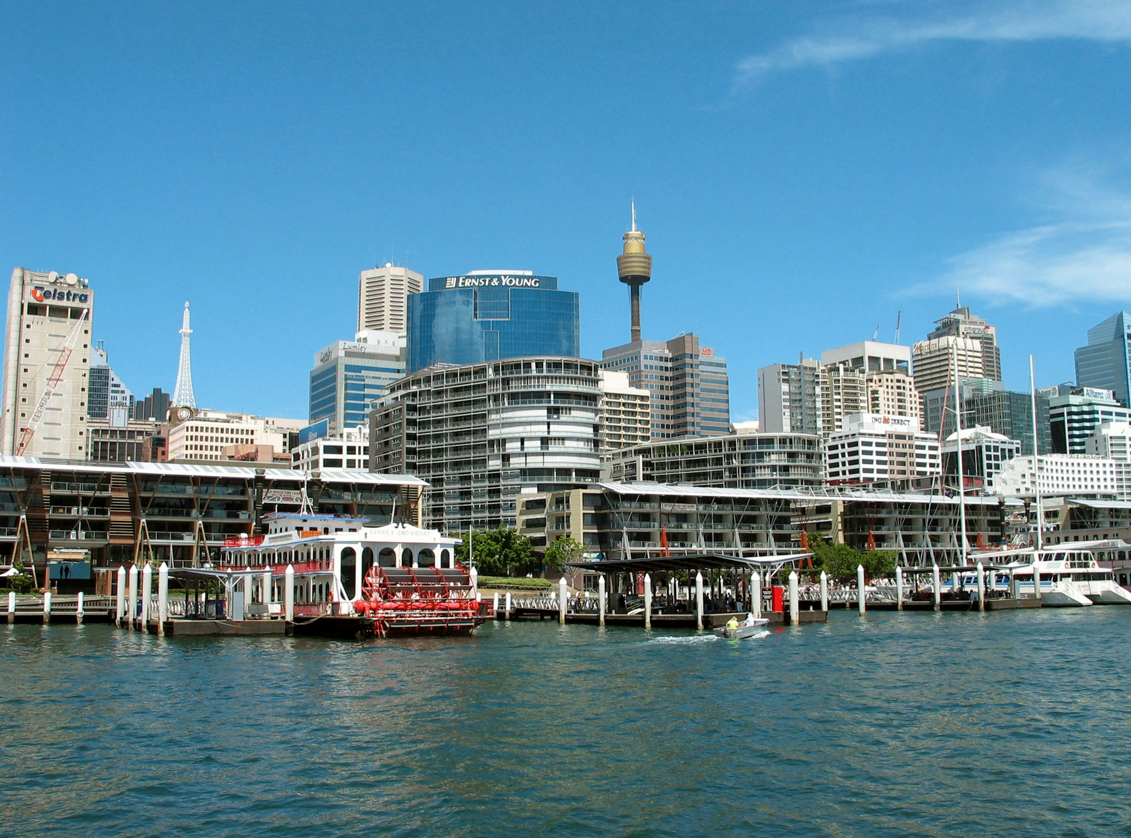 Rive de Sydney avec des bâtiments modernes et un ciel bleu clair