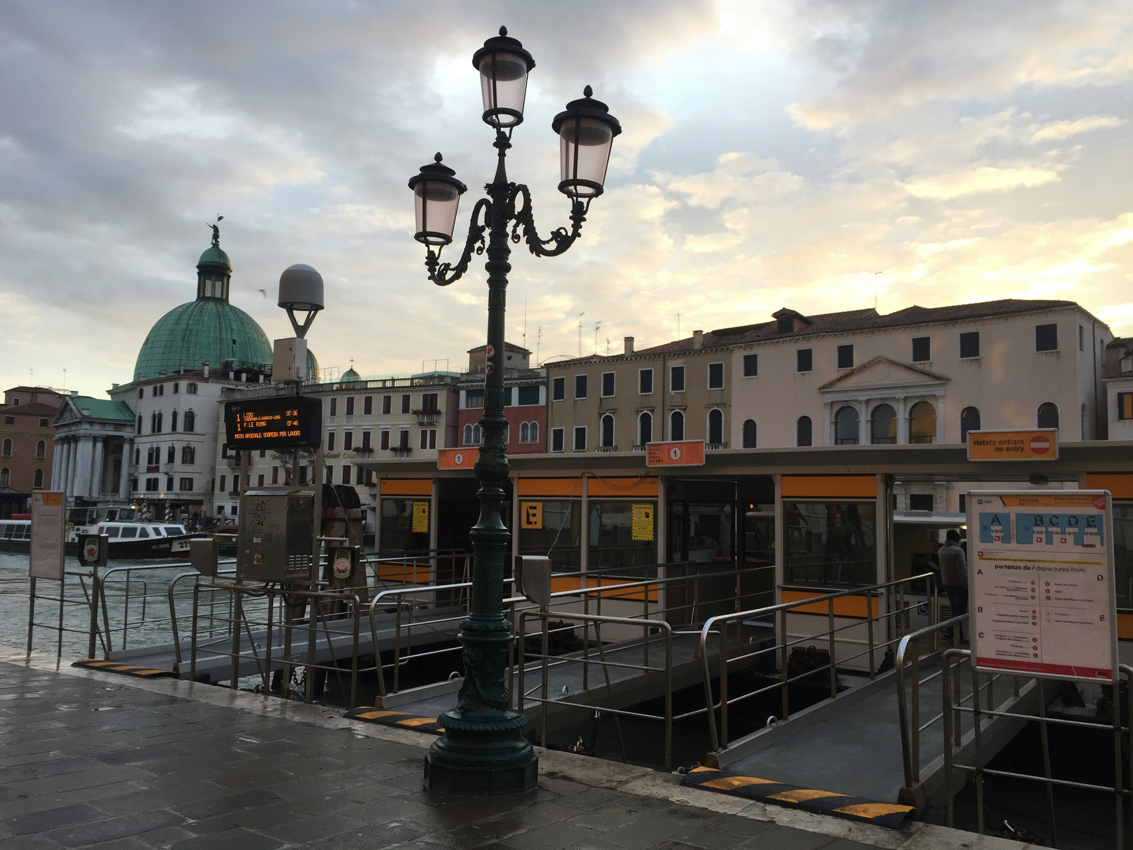 Lampu jalan dengan pemandangan kanal dan bangunan bersejarah di Venesia